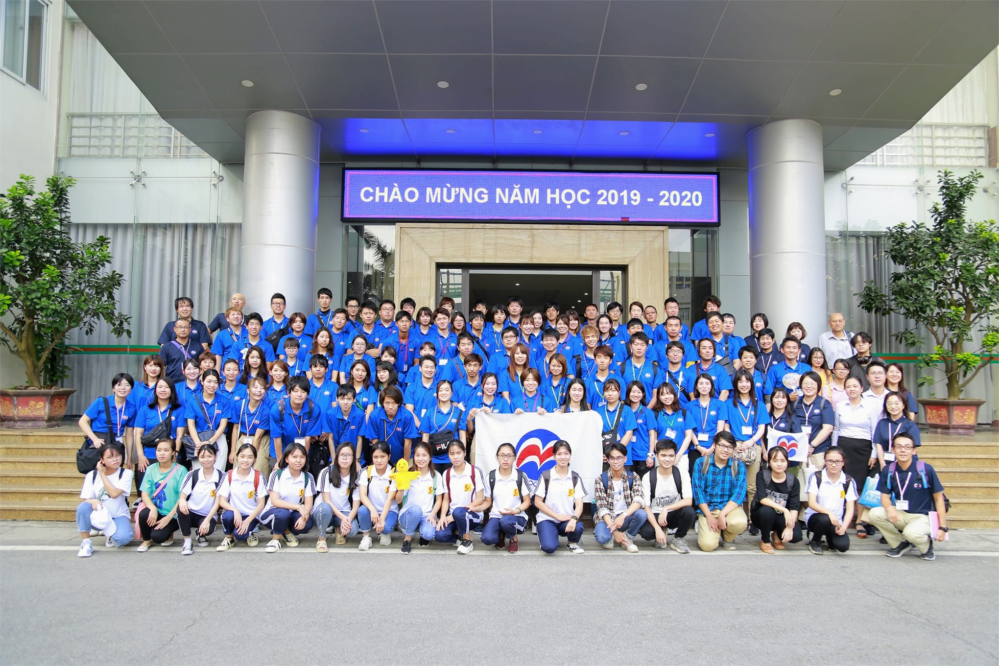 Đoàn cán bộ, giảng viên và sinh viên Trường Đại học Yojo chụp ảnh lưu niệm tại Đại học Công nghiệp Hà Nội