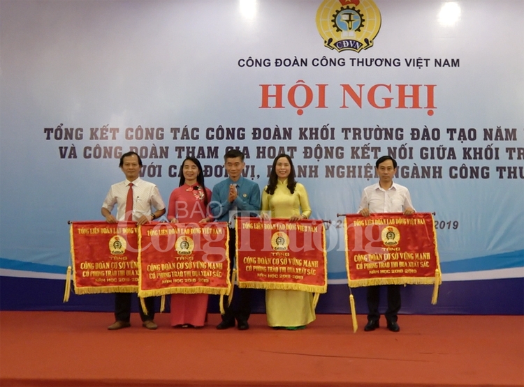 Nhiều tập thể, cá nhận được khen thưởng