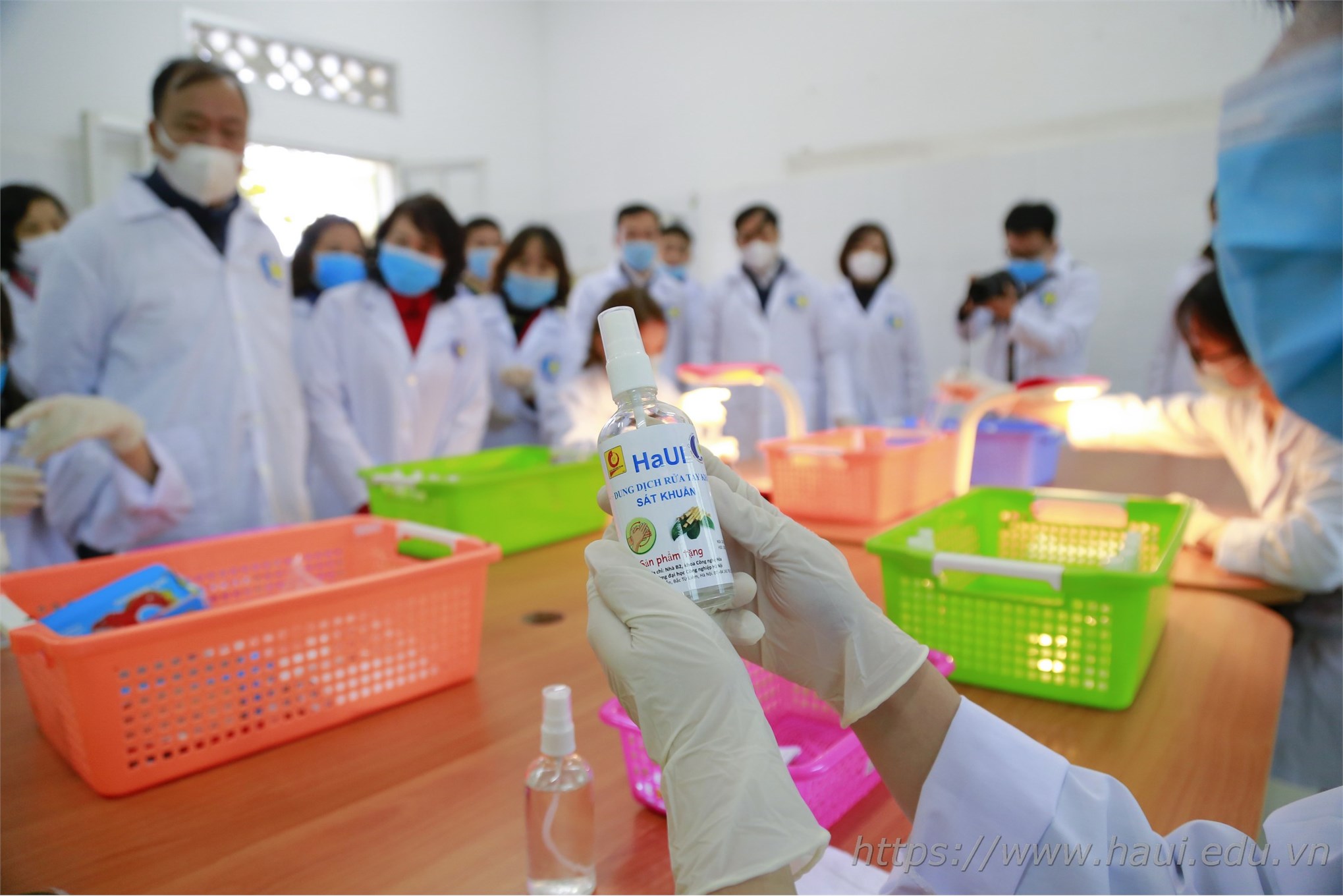 Sản phẩm nước rửa tay do Đại học Công nghiệp Hà Nội tự sản xuất