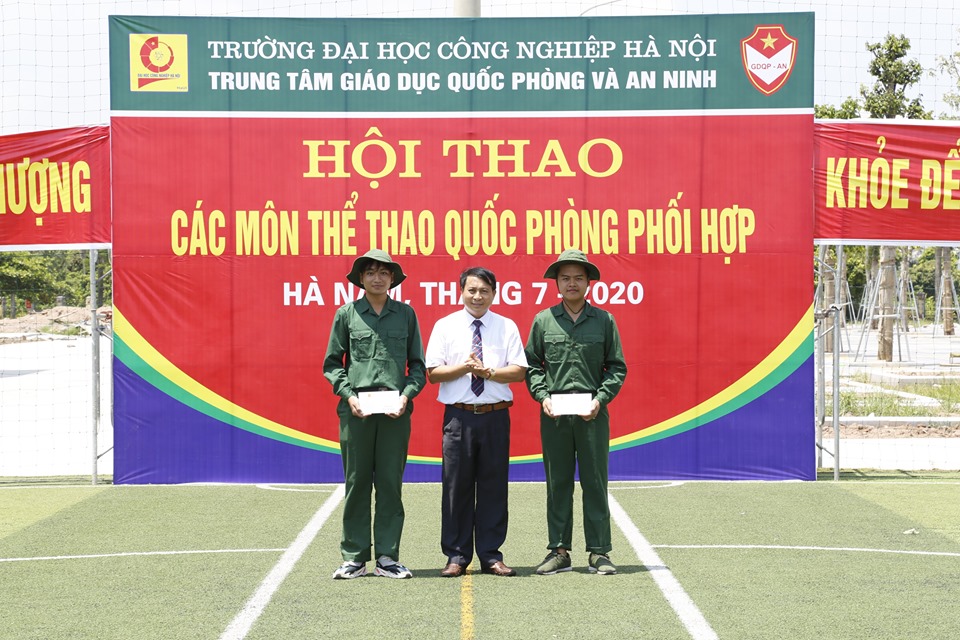 Hội thao các môn thể thao quốc phòng phối hợp và giao lưu văn nghệ tại Trung tâm GDQP&AN trường Đại học Công nghiệp Hà Nội