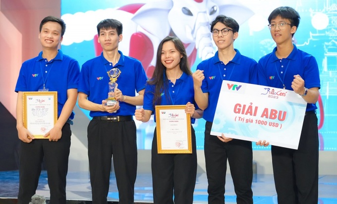 Hiền cùng các thành viên đội DCN-DT 02 Đại học Công nghiệp Hà Nội nhận chức vô địch Robocon Việt Nam 2023 .Ảnh: HaUI