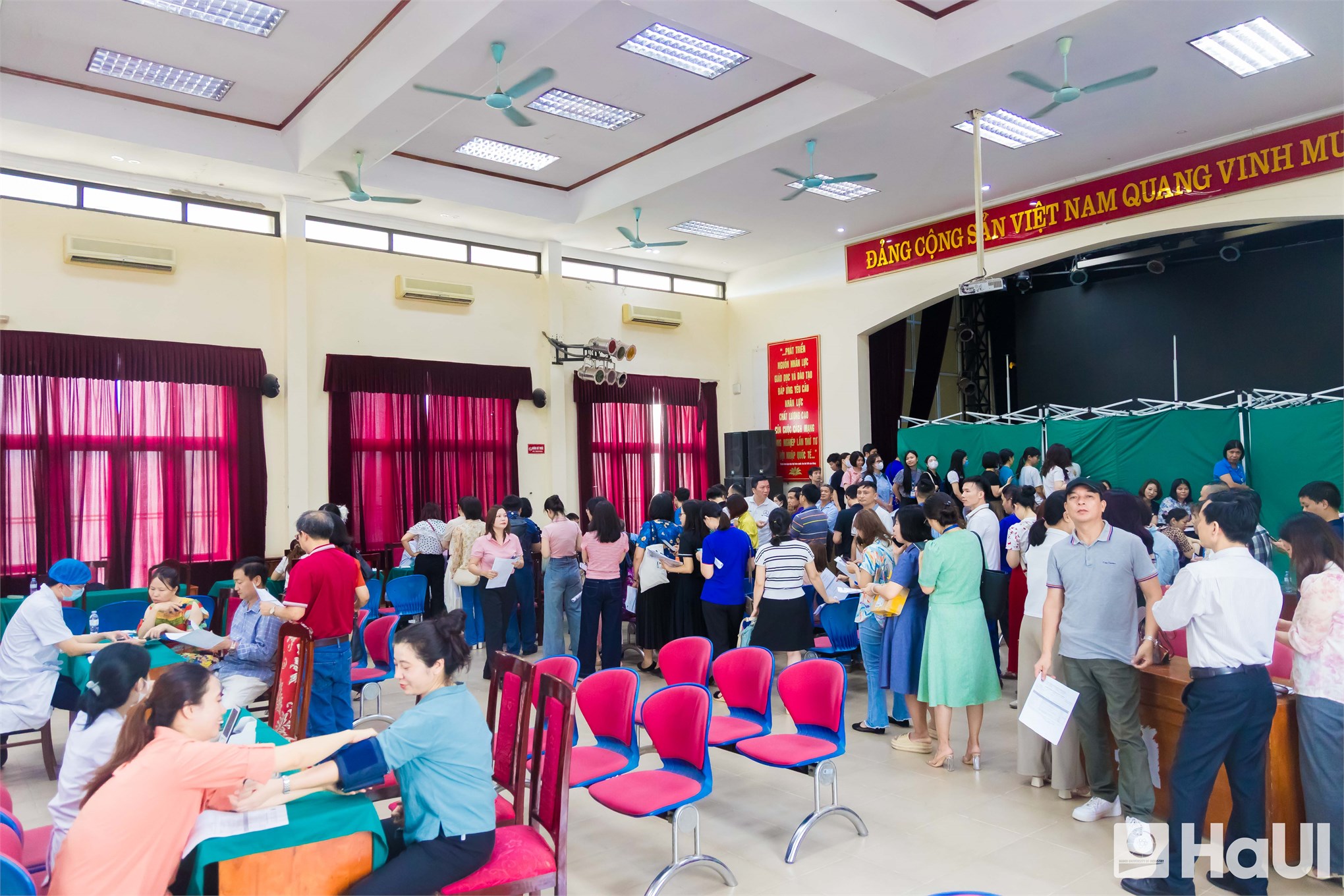 Đại học Công nghiệp Hà Nội tổ chức khám sức khỏe giữa kỳ cho viên chức, người lao động
