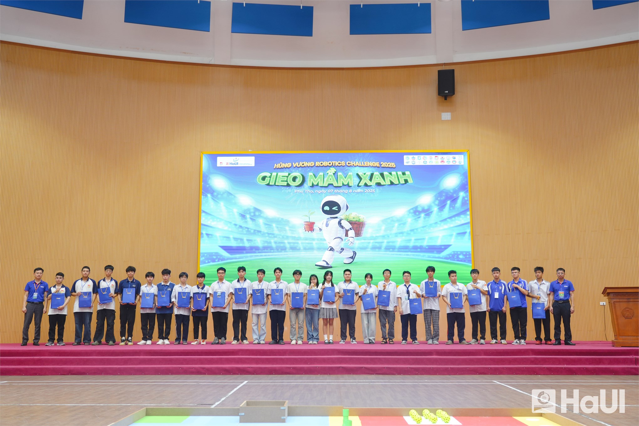`Hùng Vương Robotics Challenge 2025`: Lan tỏa thông điệp `Gieo mầm xanh` vì tương lai bền vững
