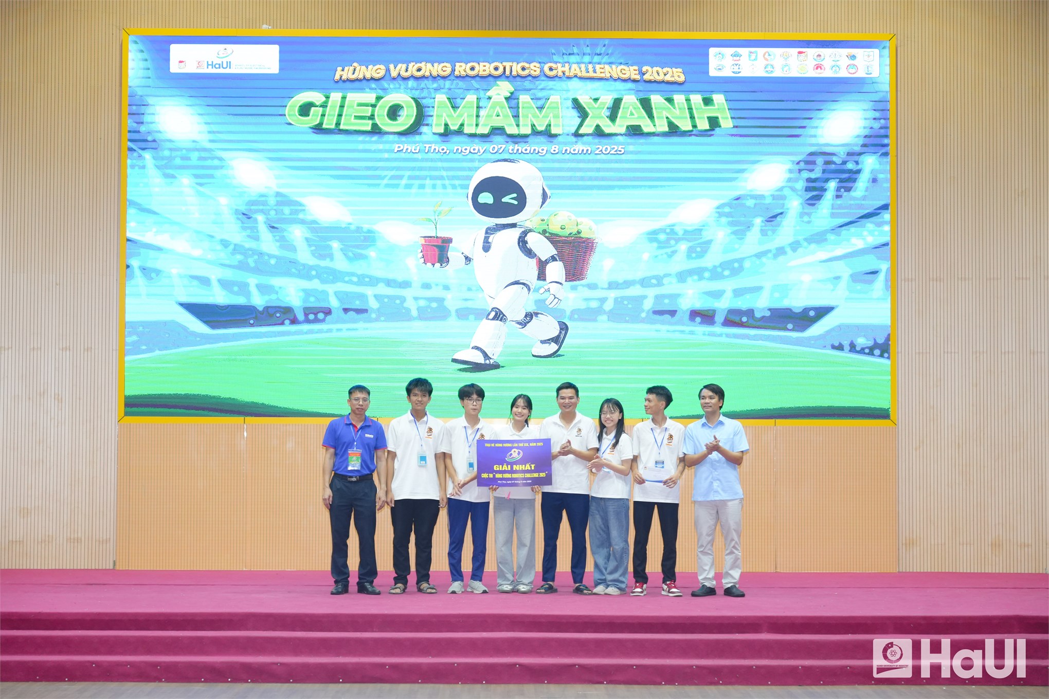 `Hùng Vương Robotics Challenge 2025`: Lan tỏa thông điệp `Gieo mầm xanh` vì tương lai bền vững