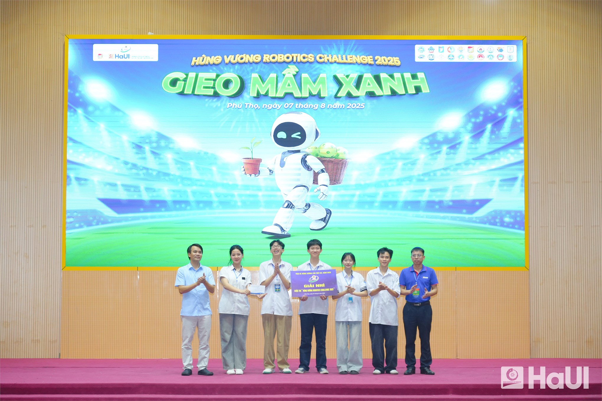 `Hùng Vương Robotics Challenge 2025`: Lan tỏa thông điệp `Gieo mầm xanh` vì tương lai bền vững