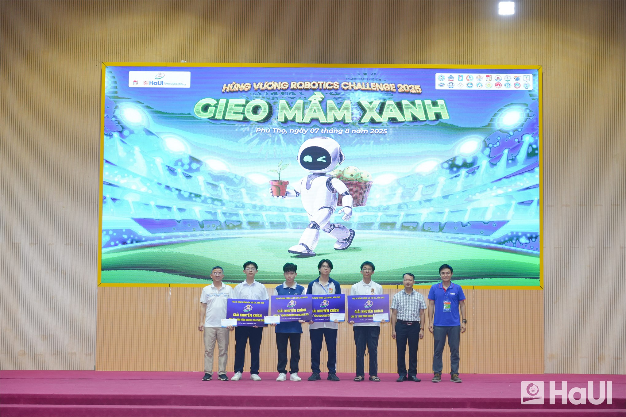 `Hùng Vương Robotics Challenge 2025`: Lan tỏa thông điệp `Gieo mầm xanh` vì tương lai bền vững