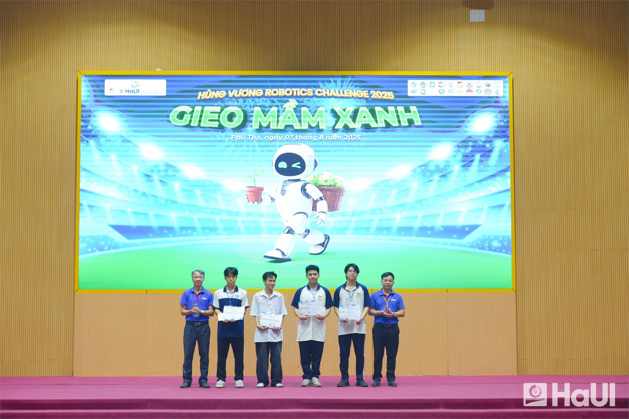 `Hùng Vương Robotics Challenge 2025`: Lan tỏa thông điệp `Gieo mầm xanh` vì tương lai bền vững