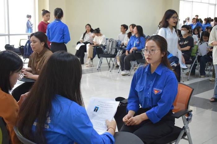 [giaoduc] Có trường chỉ 60 phút mở tiếp nhận, tới 1.200 SV đăng ký tình nguyện viên đại lễ A80