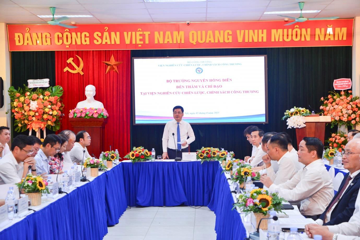 [vioit] Bộ trưởng Nguyễn Hồng Diên thăm và chỉ đạo tại Viện Nghiên cứu Chiến lược, Chính sách Công Thương