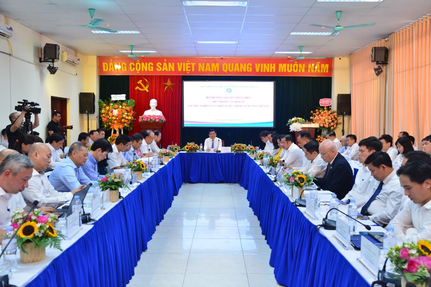 [vioit] Bộ trưởng Nguyễn Hồng Diên thăm và chỉ đạo tại Viện Nghiên cứu Chiến lược, Chính sách Công Thương