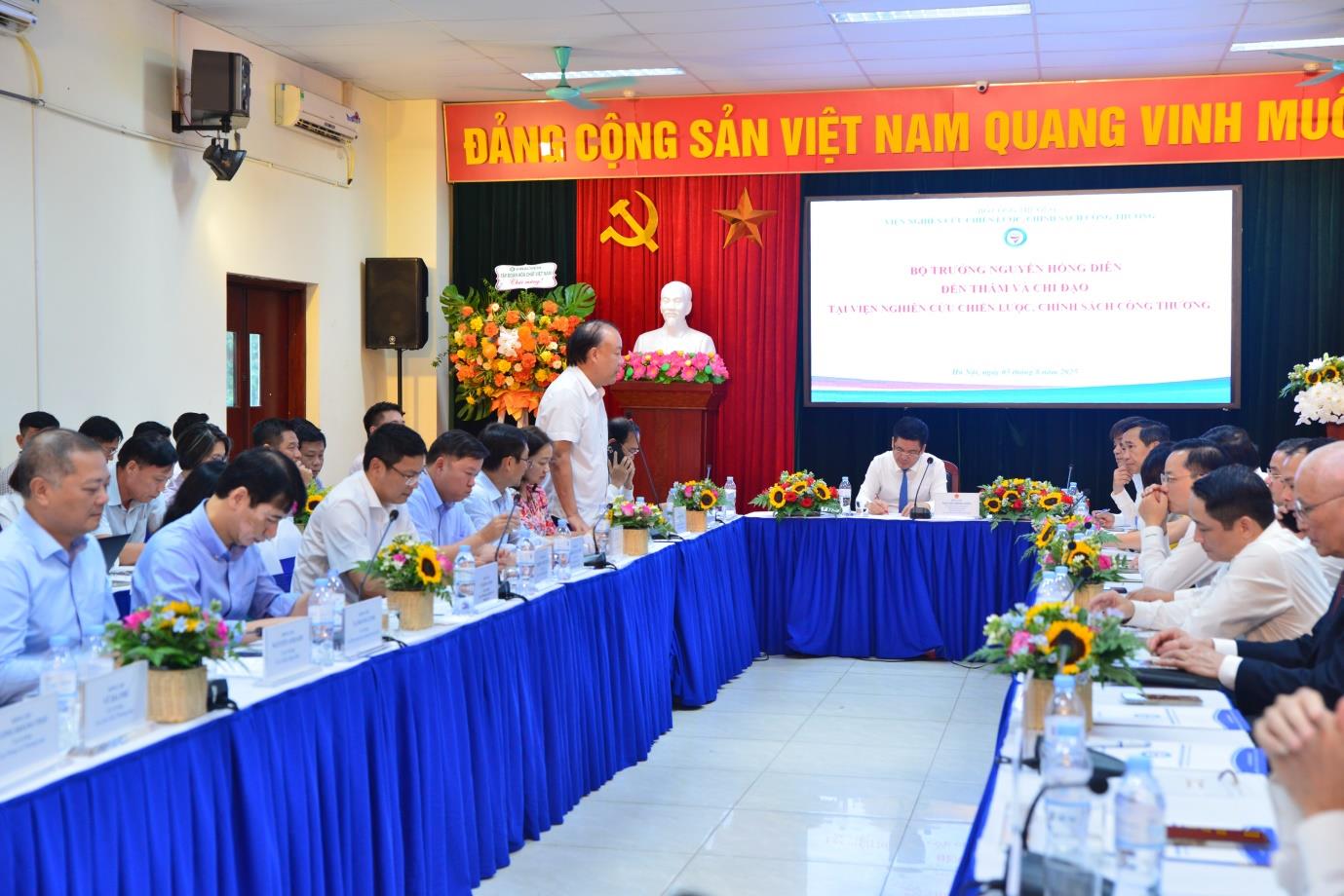 [vioit] Bộ trưởng Nguyễn Hồng Diên thăm và chỉ đạo tại Viện Nghiên cứu Chiến lược, Chính sách Công Thương