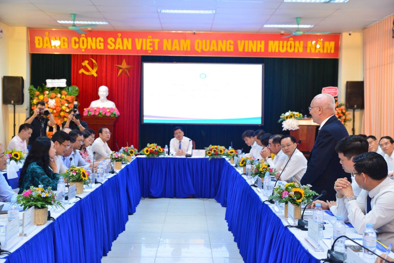 [vioit] Bộ trưởng Nguyễn Hồng Diên thăm và chỉ đạo tại Viện Nghiên cứu Chiến lược, Chính sách Công Thương