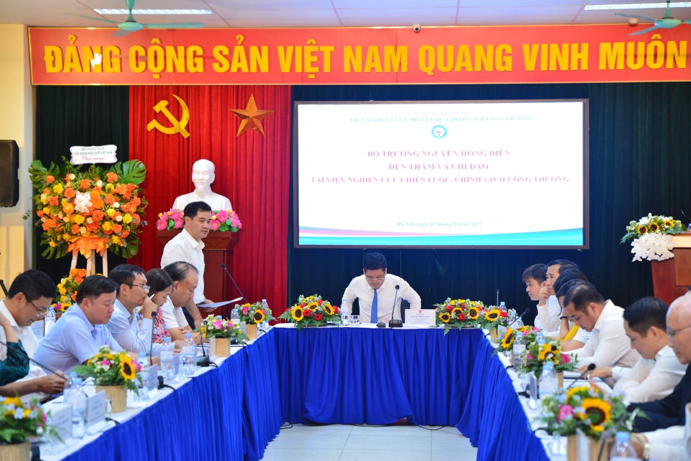 [vioit] Bộ trưởng Nguyễn Hồng Diên thăm và chỉ đạo tại Viện Nghiên cứu Chiến lược, Chính sách Công Thương