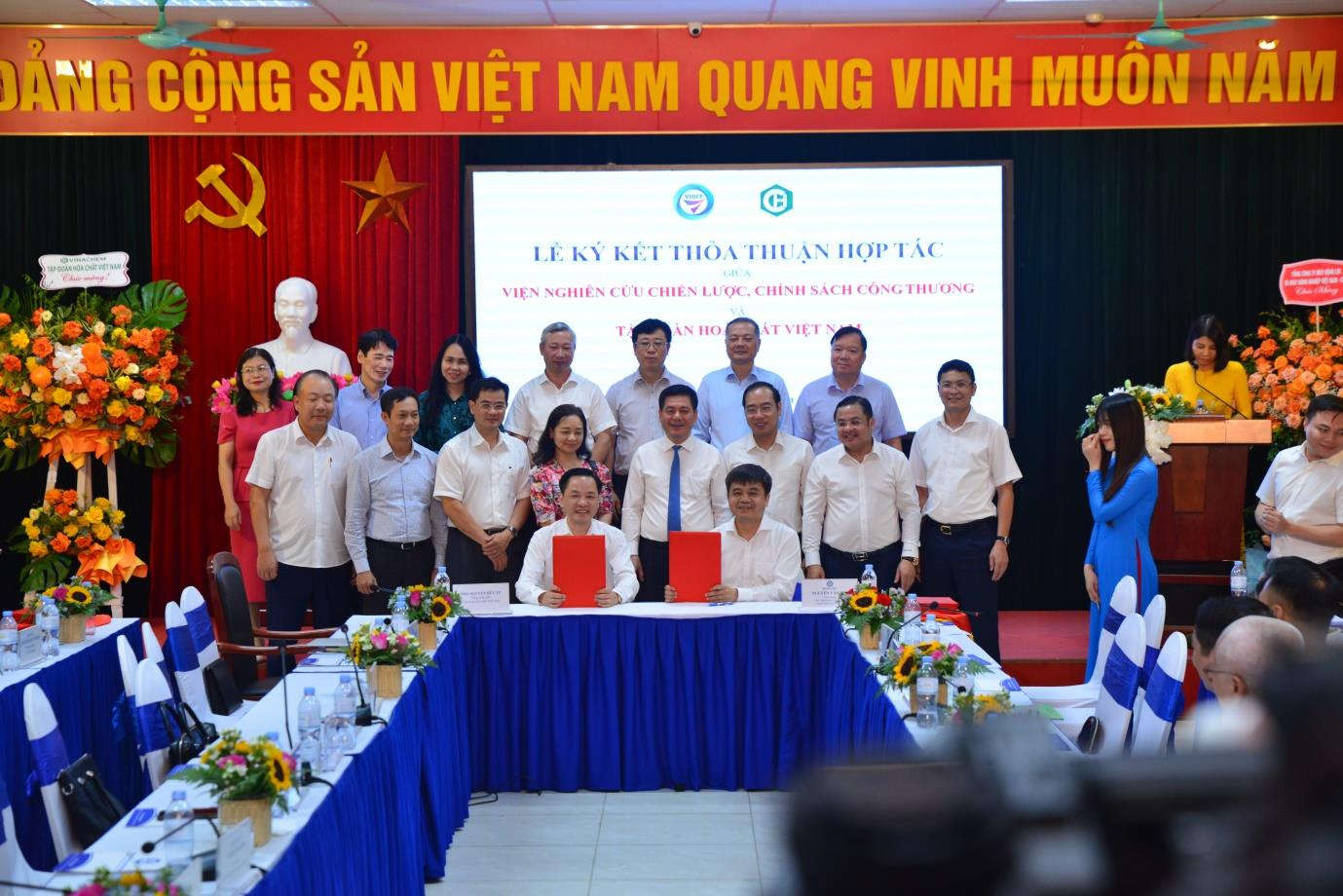 [vioit] Bộ trưởng Nguyễn Hồng Diên thăm và chỉ đạo tại Viện Nghiên cứu Chiến lược, Chính sách Công Thương