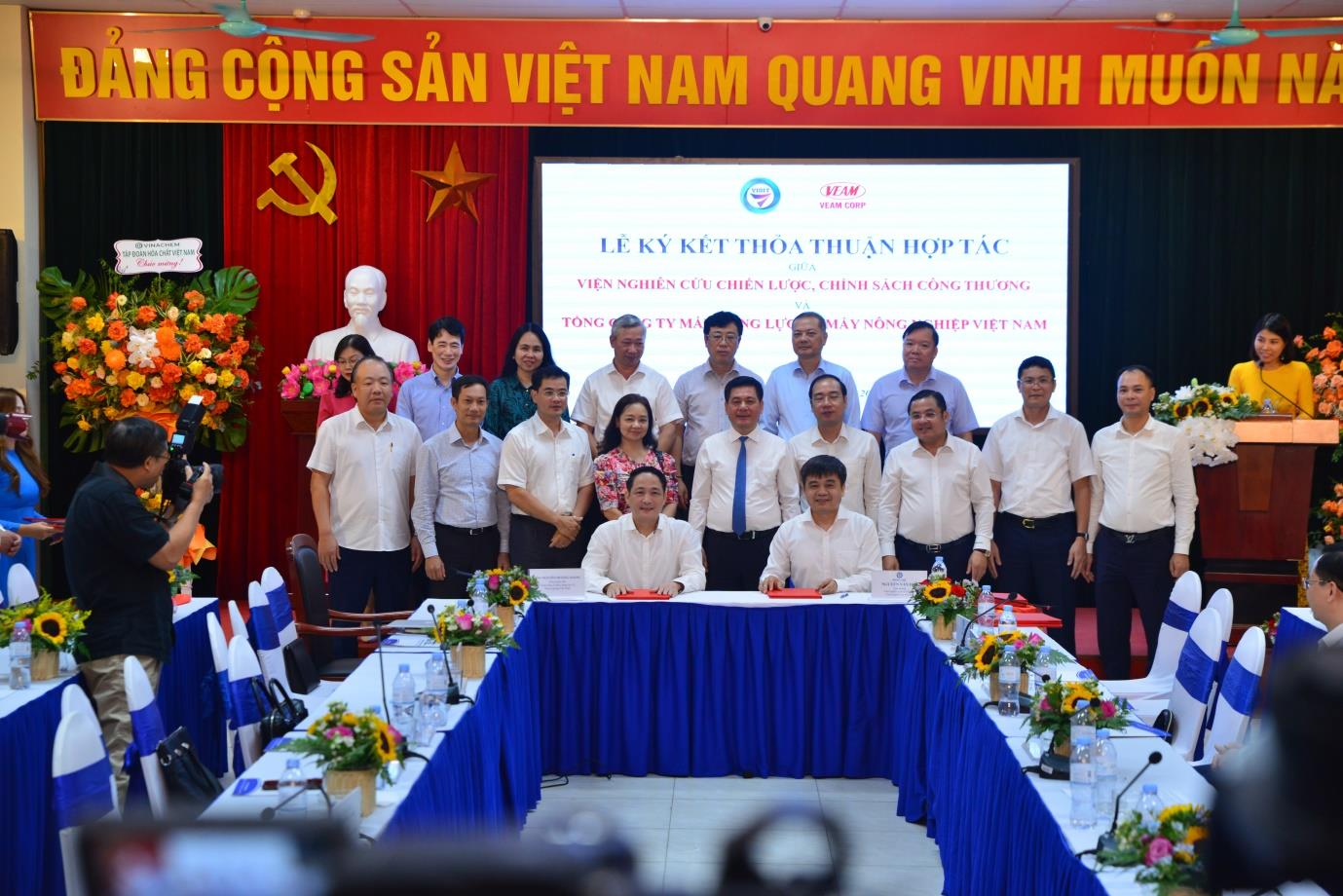 [vioit] Bộ trưởng Nguyễn Hồng Diên thăm và chỉ đạo tại Viện Nghiên cứu Chiến lược, Chính sách Công Thương