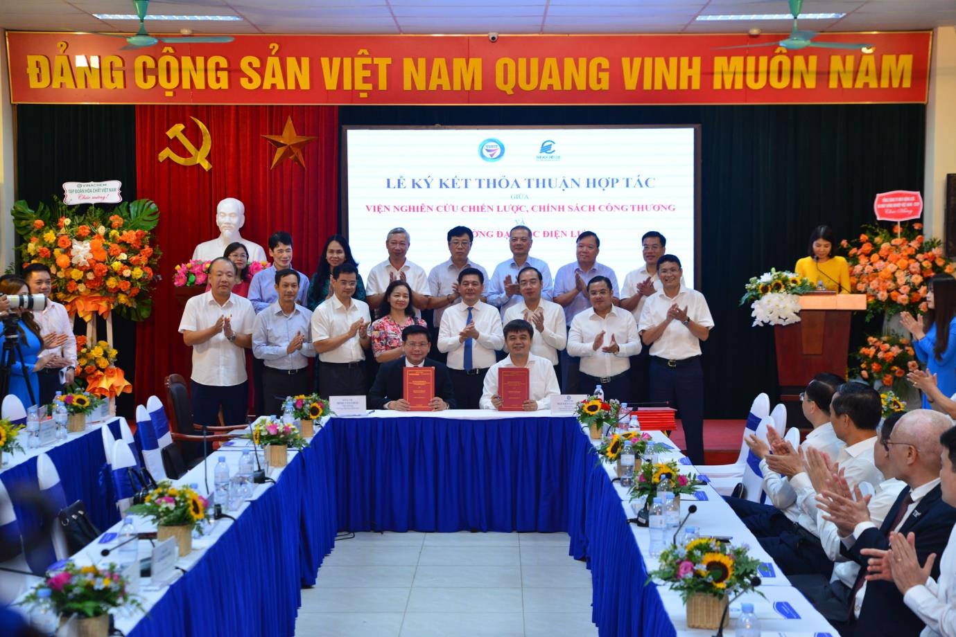 [vioit] Bộ trưởng Nguyễn Hồng Diên thăm và chỉ đạo tại Viện Nghiên cứu Chiến lược, Chính sách Công Thương