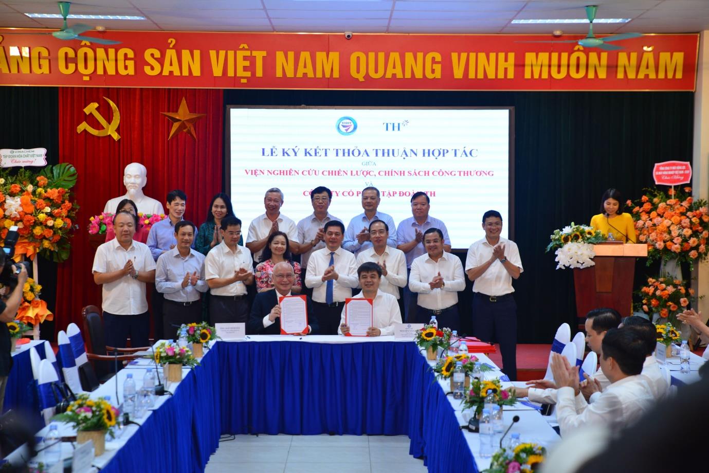 [vioit] Bộ trưởng Nguyễn Hồng Diên thăm và chỉ đạo tại Viện Nghiên cứu Chiến lược, Chính sách Công Thương