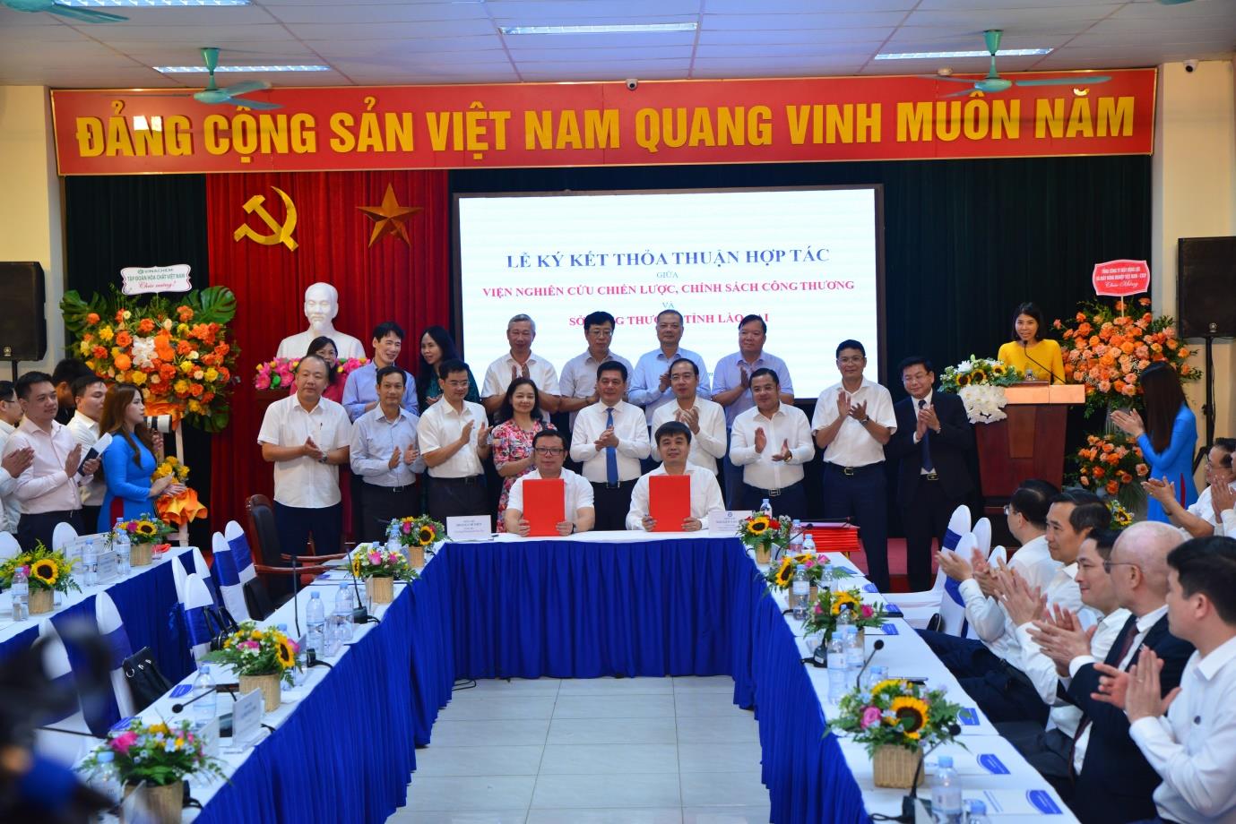 [vioit] Bộ trưởng Nguyễn Hồng Diên thăm và chỉ đạo tại Viện Nghiên cứu Chiến lược, Chính sách Công Thương