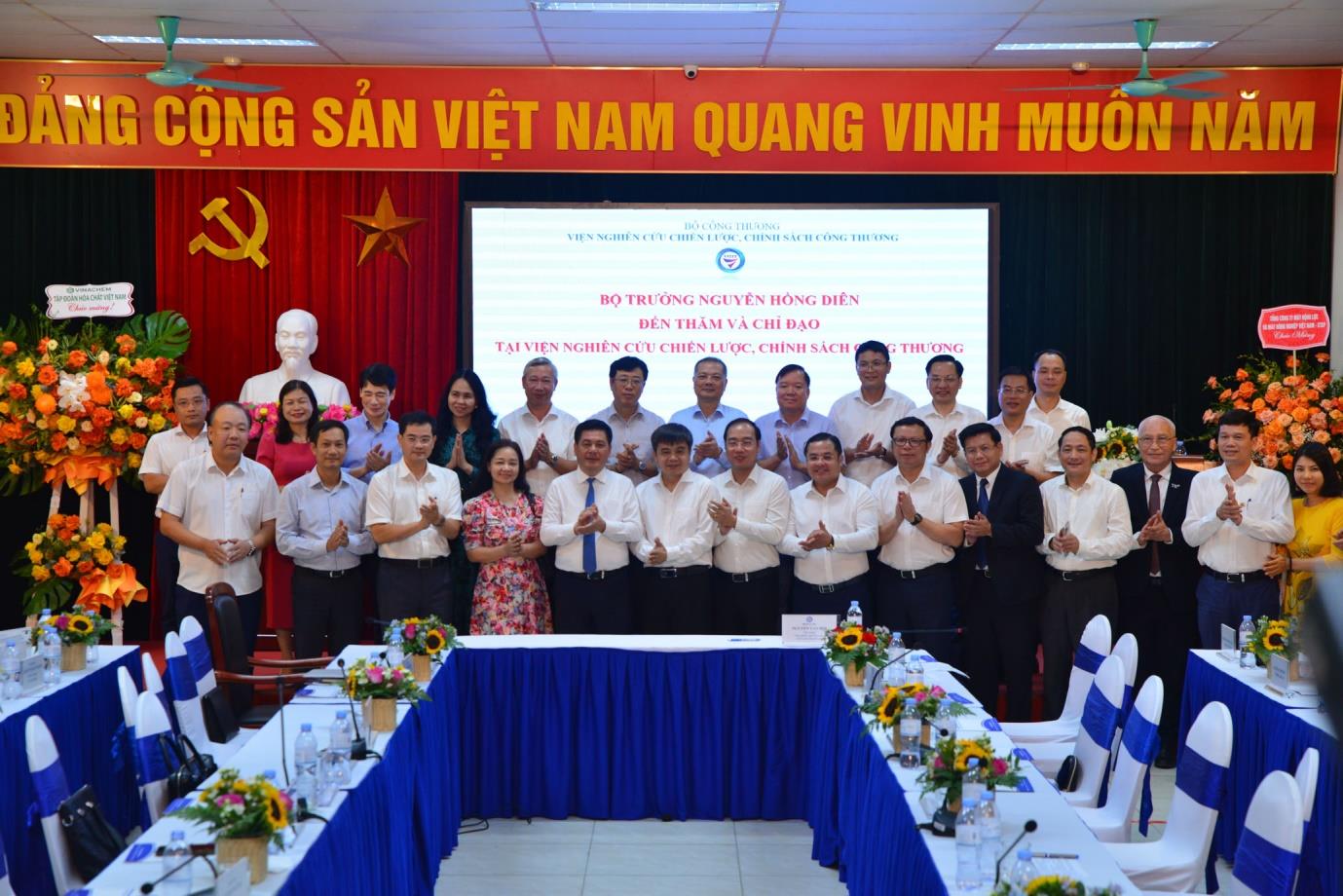 [vioit] Bộ trưởng Nguyễn Hồng Diên thăm và chỉ đạo tại Viện Nghiên cứu Chiến lược, Chính sách Công Thương