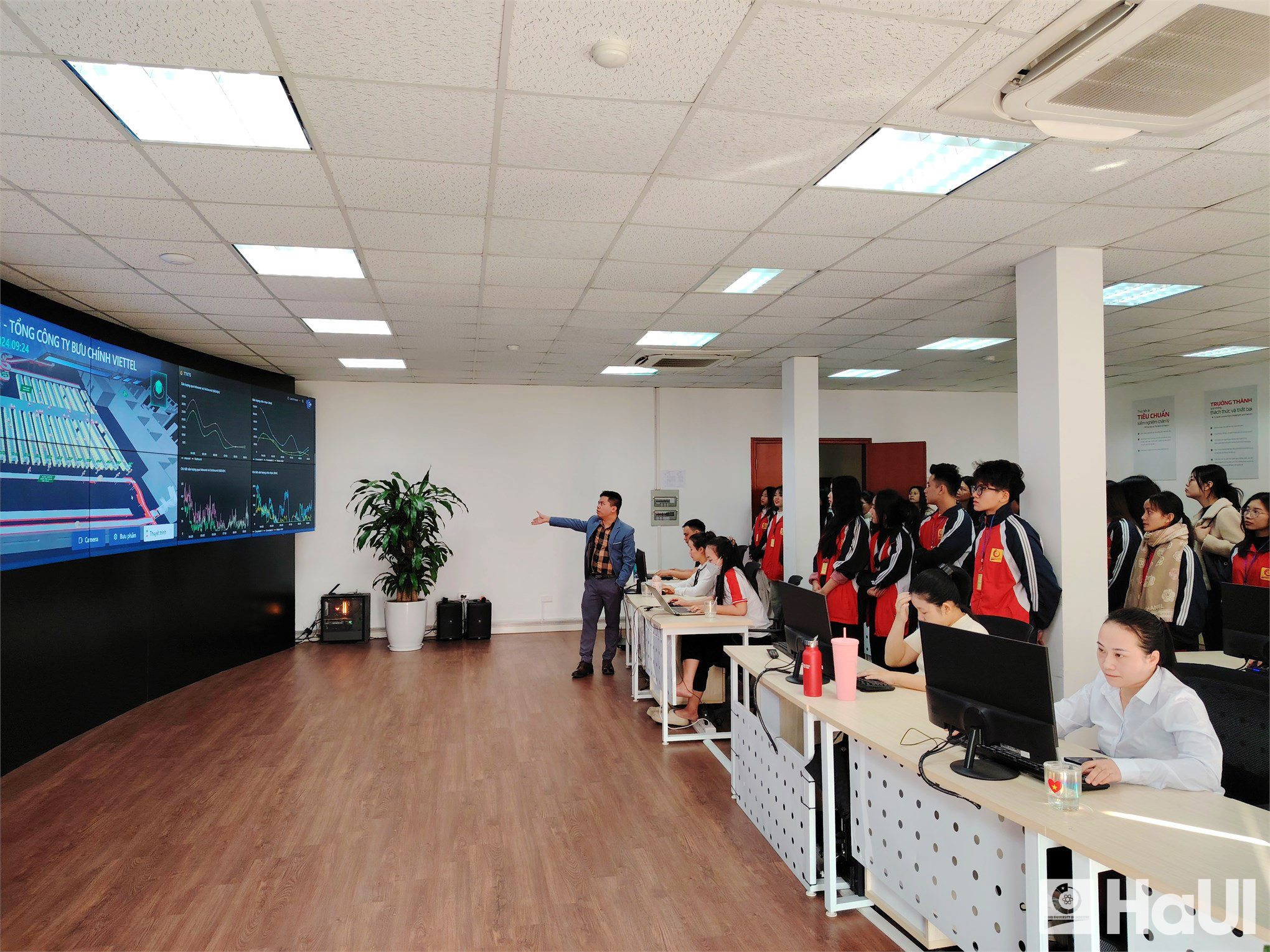 Sinh viên Trường Kinh tế, HaUI: trí tuệ, tự tin, khẳng định chất lượng đào tạo toàn diện