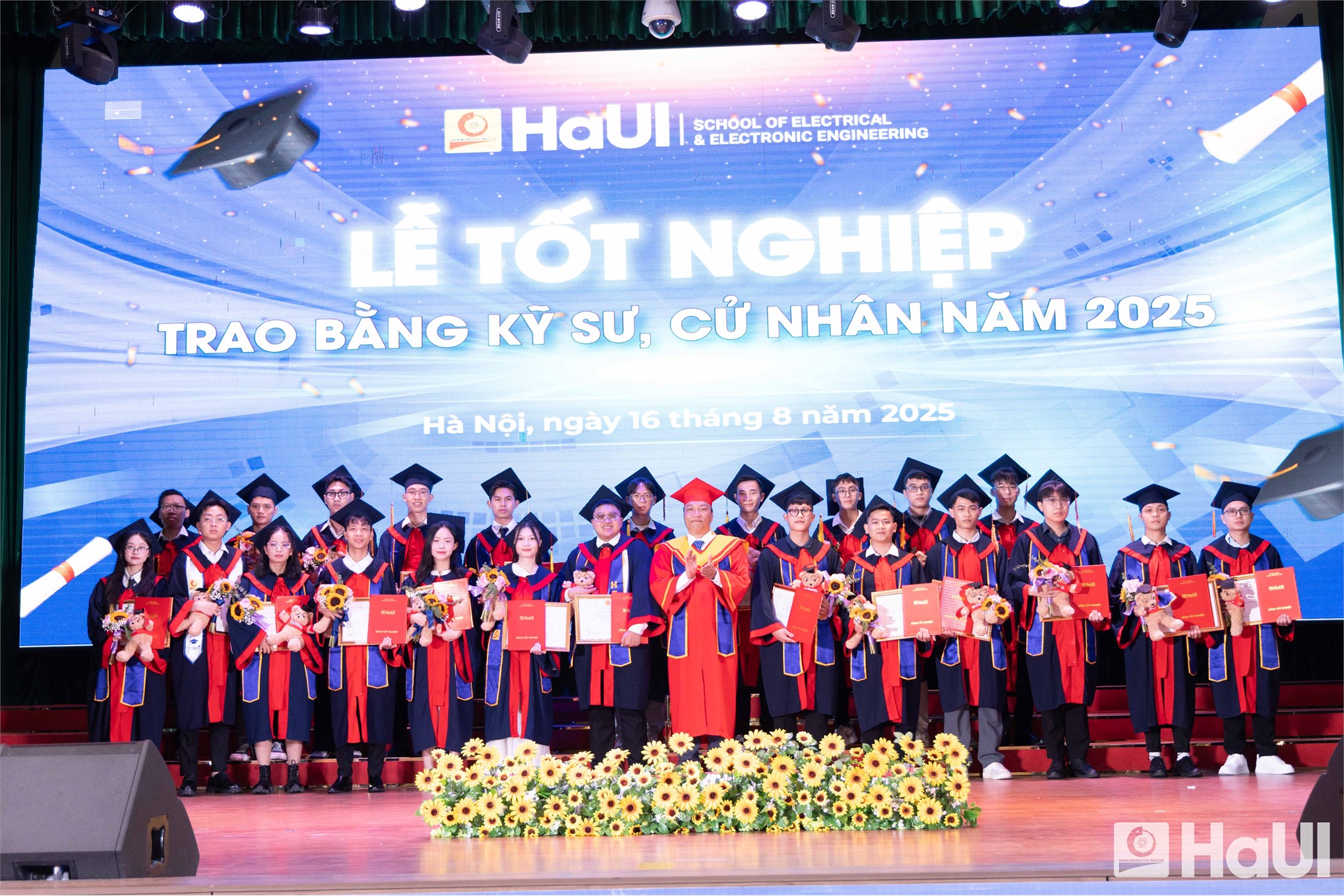 Hiệu trưởng Trường Điện – Điện tử, HaUI nhắn nhủ tân kỹ sư, cử nhân: Hãy sống nhân văn và học tập suốt đời