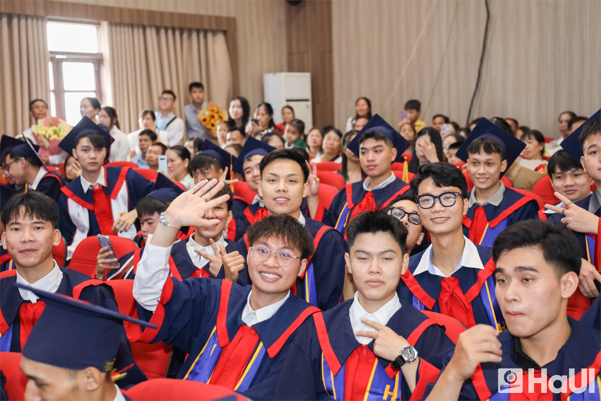 Hiệu trưởng Trường Điện – Điện tử, HaUI nhắn nhủ tân kỹ sư, cử nhân: Hãy sống nhân văn và học tập suốt đời