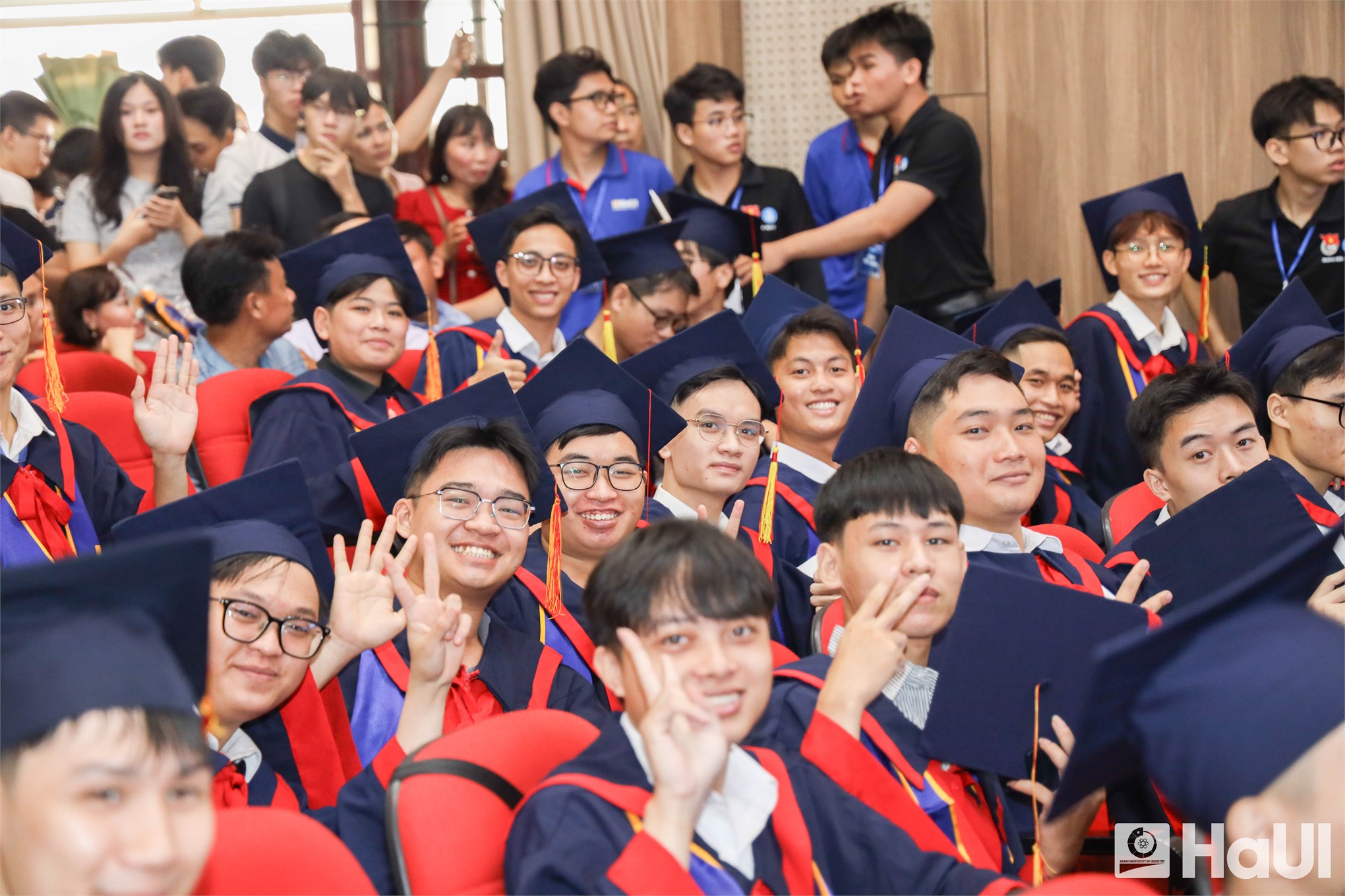 Hiệu trưởng Trường Điện – Điện tử, HaUI nhắn nhủ tân kỹ sư, cử nhân: Hãy sống nhân văn và học tập suốt đời