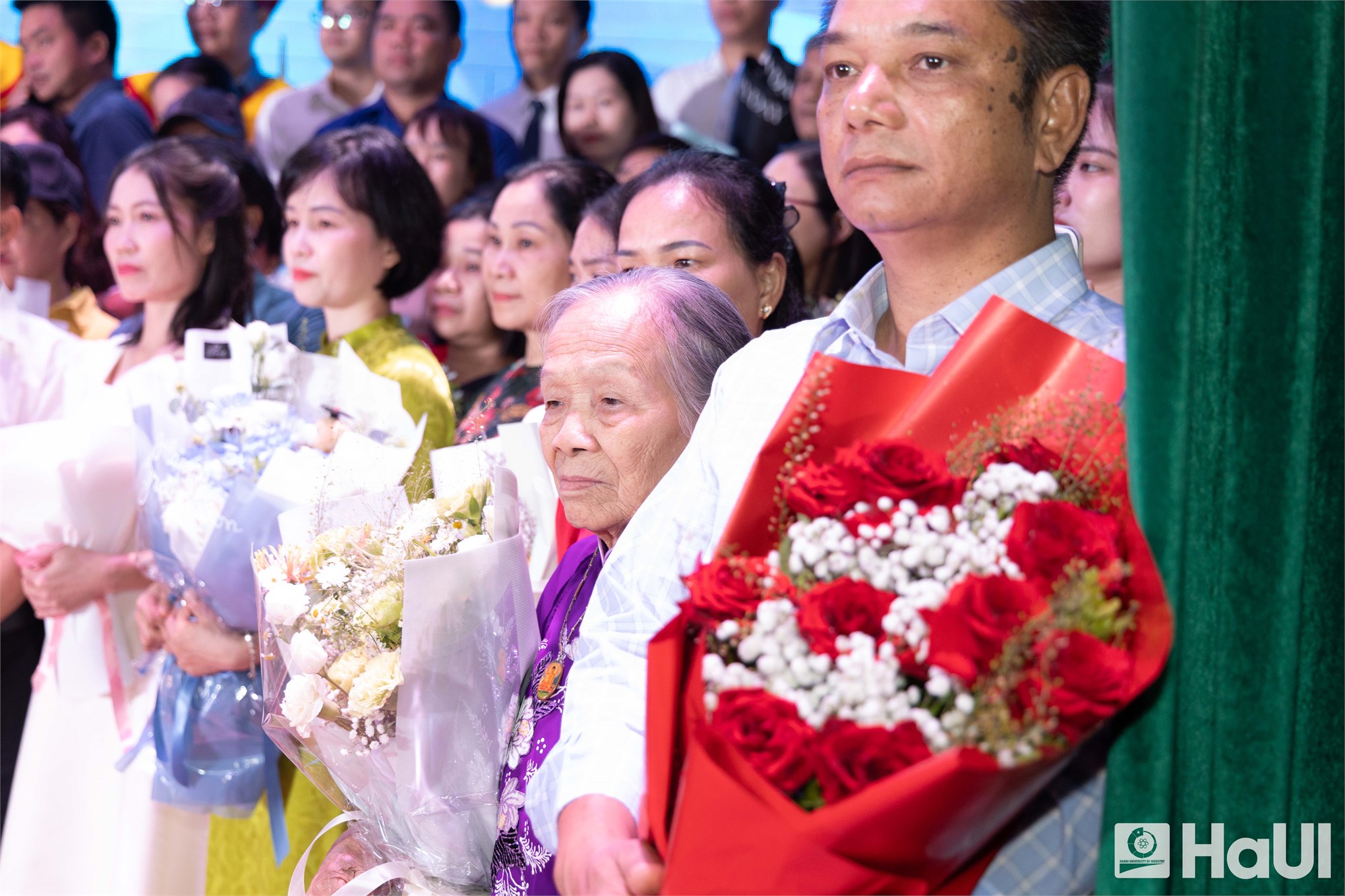 Hiệu trưởng Trường Điện – Điện tử, HaUI nhắn nhủ tân kỹ sư, cử nhân: Hãy sống nhân văn và học tập suốt đời