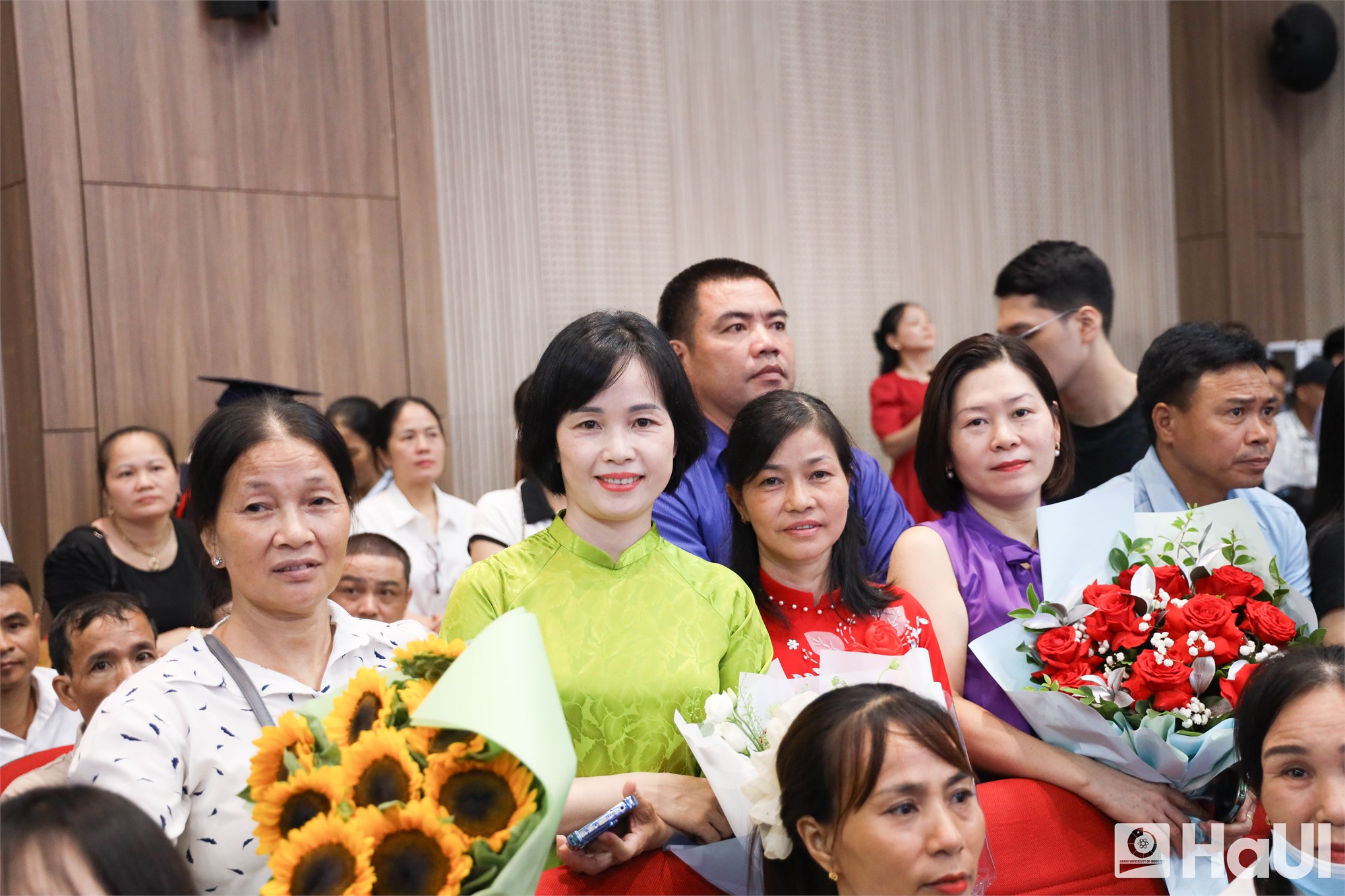 Hiệu trưởng Trường Điện – Điện tử, HaUI nhắn nhủ tân kỹ sư, cử nhân: Hãy sống nhân văn và học tập suốt đời