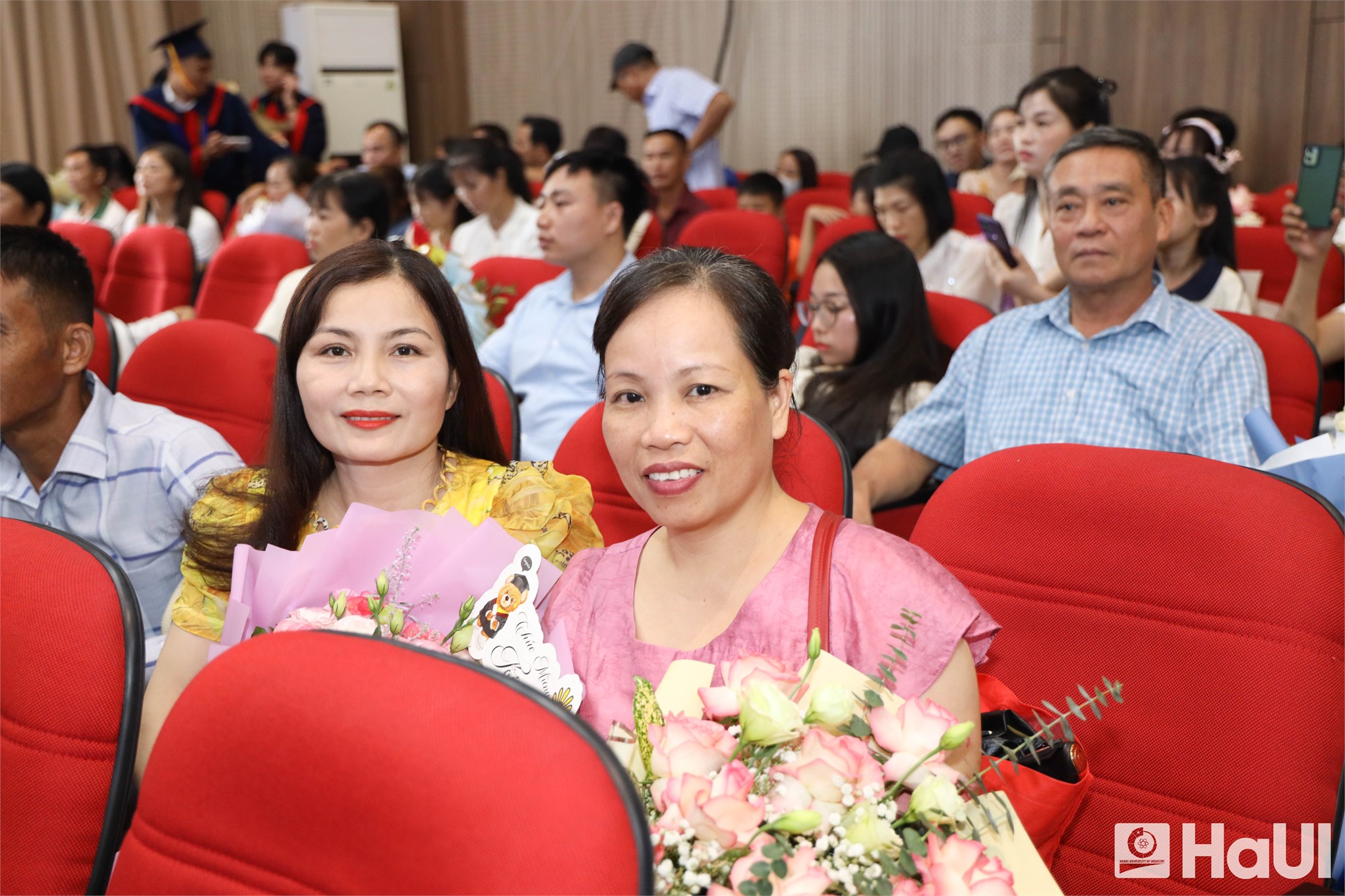 Hiệu trưởng Trường Điện – Điện tử, HaUI nhắn nhủ tân kỹ sư, cử nhân: Hãy sống nhân văn và học tập suốt đời