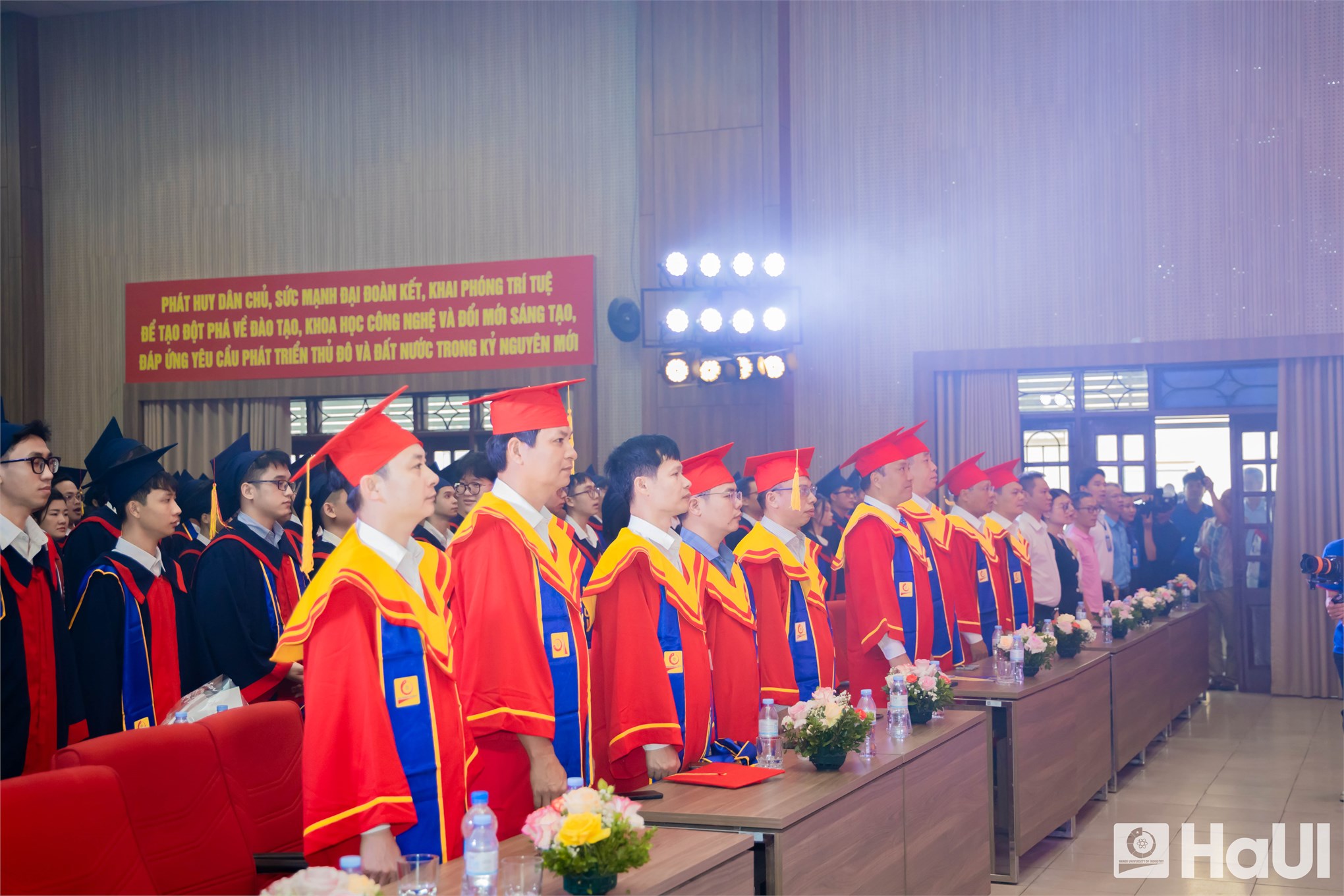 Hiệu trưởng Trường Điện – Điện tử, HaUI nhắn nhủ tân kỹ sư, cử nhân: Hãy sống nhân văn và học tập suốt đời