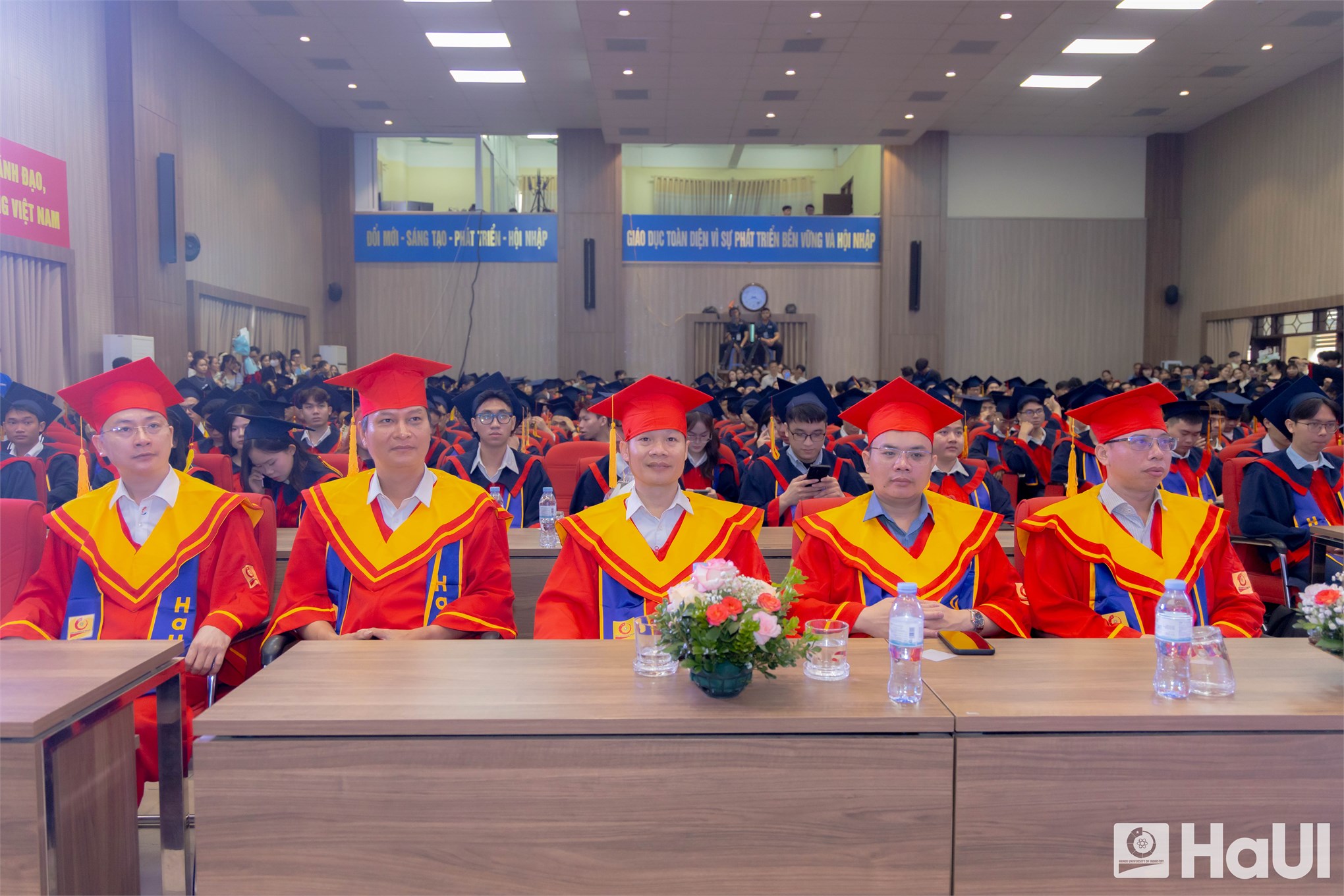 Hiệu trưởng Trường Điện – Điện tử, HaUI nhắn nhủ tân kỹ sư, cử nhân: Hãy sống nhân văn và học tập suốt đời