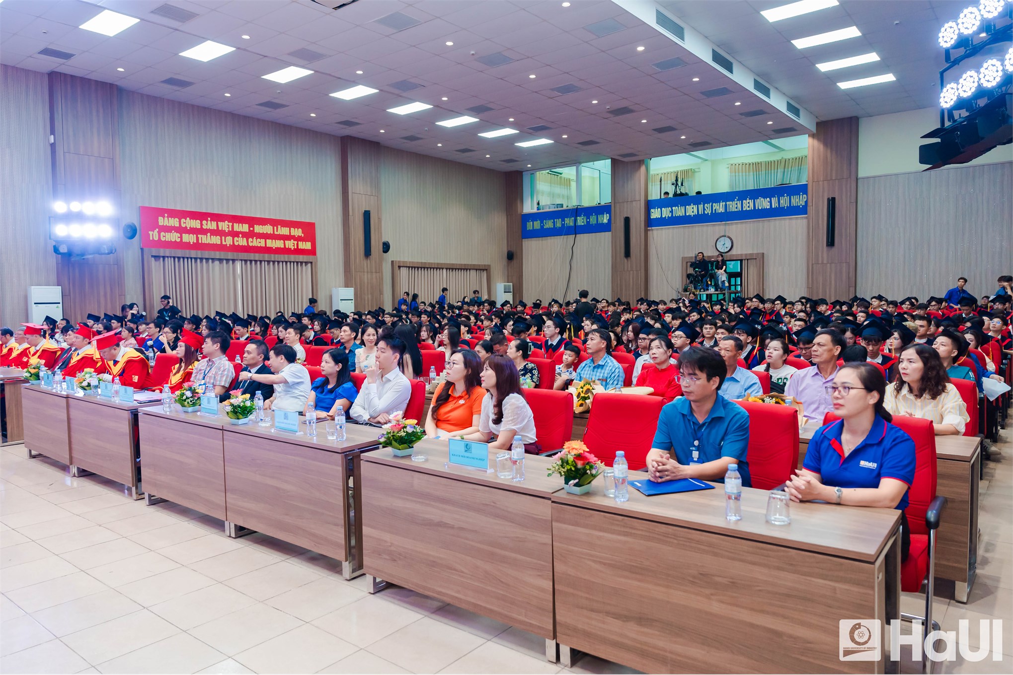 Trường Công nghệ thông tin &Truyền thông: đến với SICT là cái duyên, đi cùng nhau là cả một thanh xuân rực rỡ