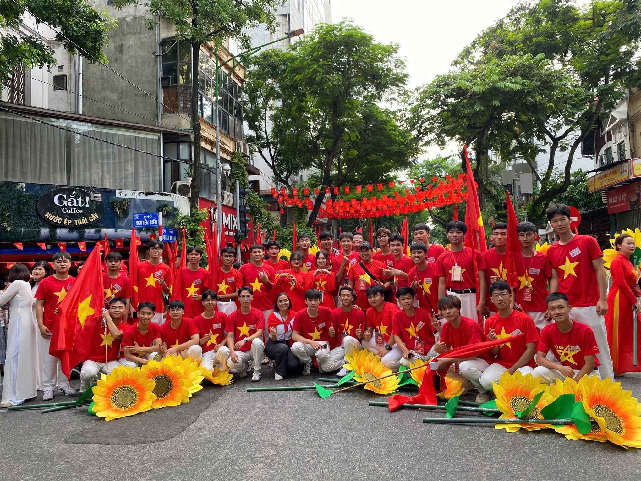 HaUI students make their mark at A80: Spreading patriotism and community spirit