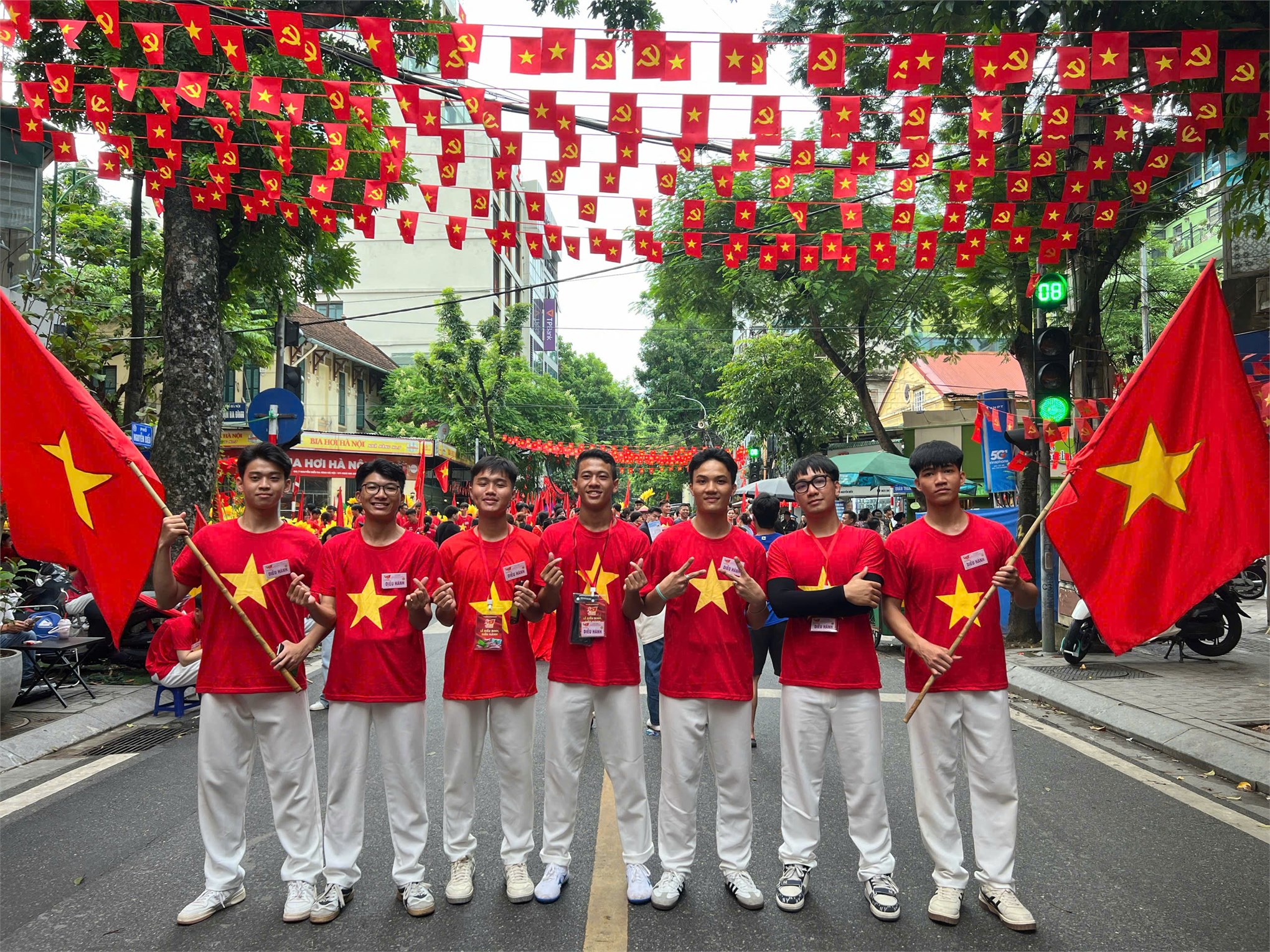 HaUI students make their mark at A80: Spreading patriotism and community spirit