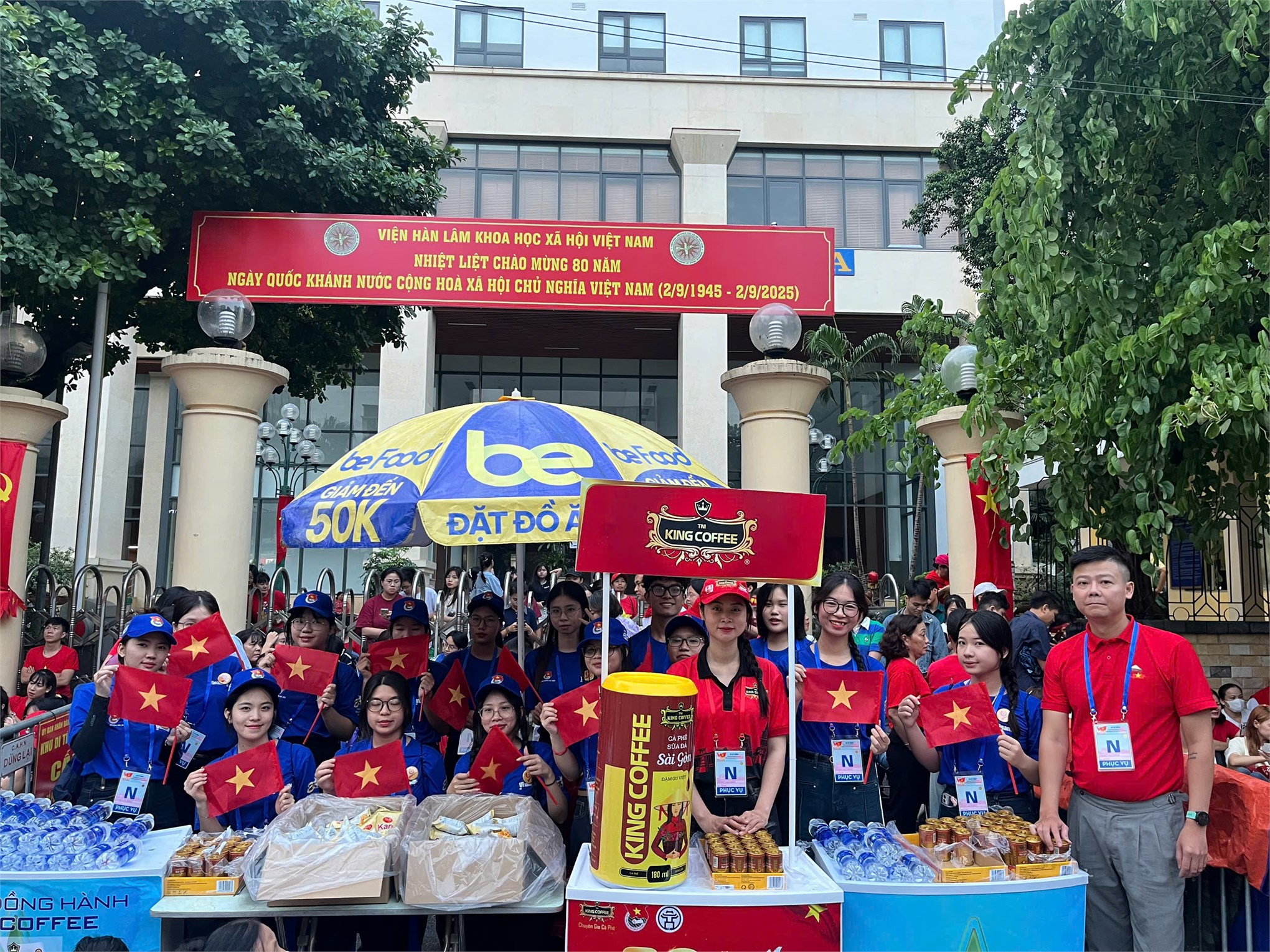 HaUI students make their mark at A80: Spreading patriotism and community spirit