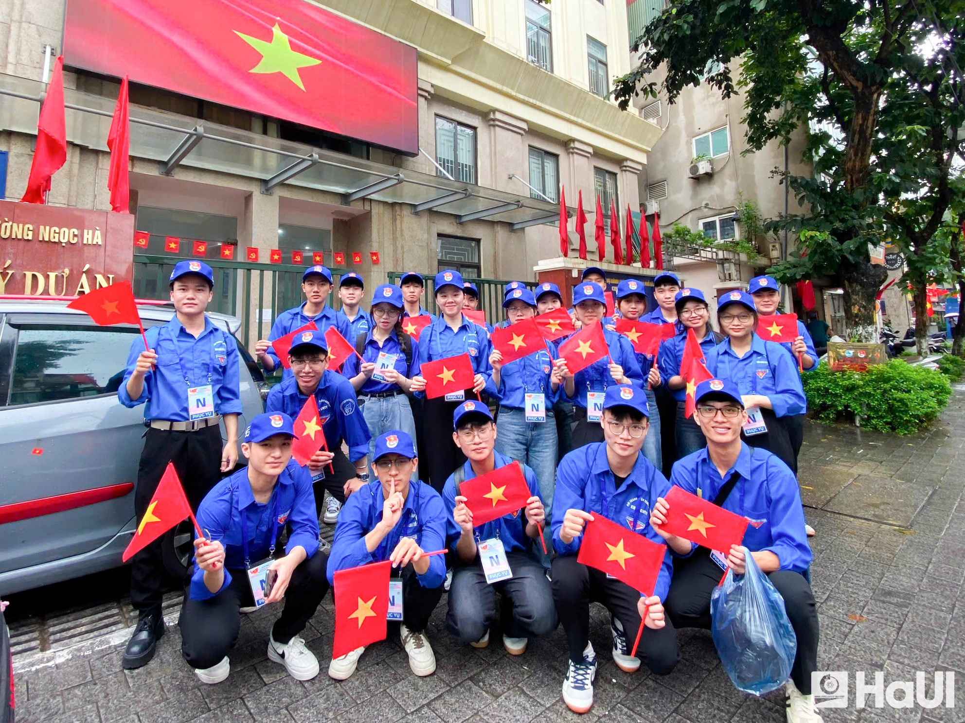 HaUI students make their mark at A80: Spreading patriotism and community spirit