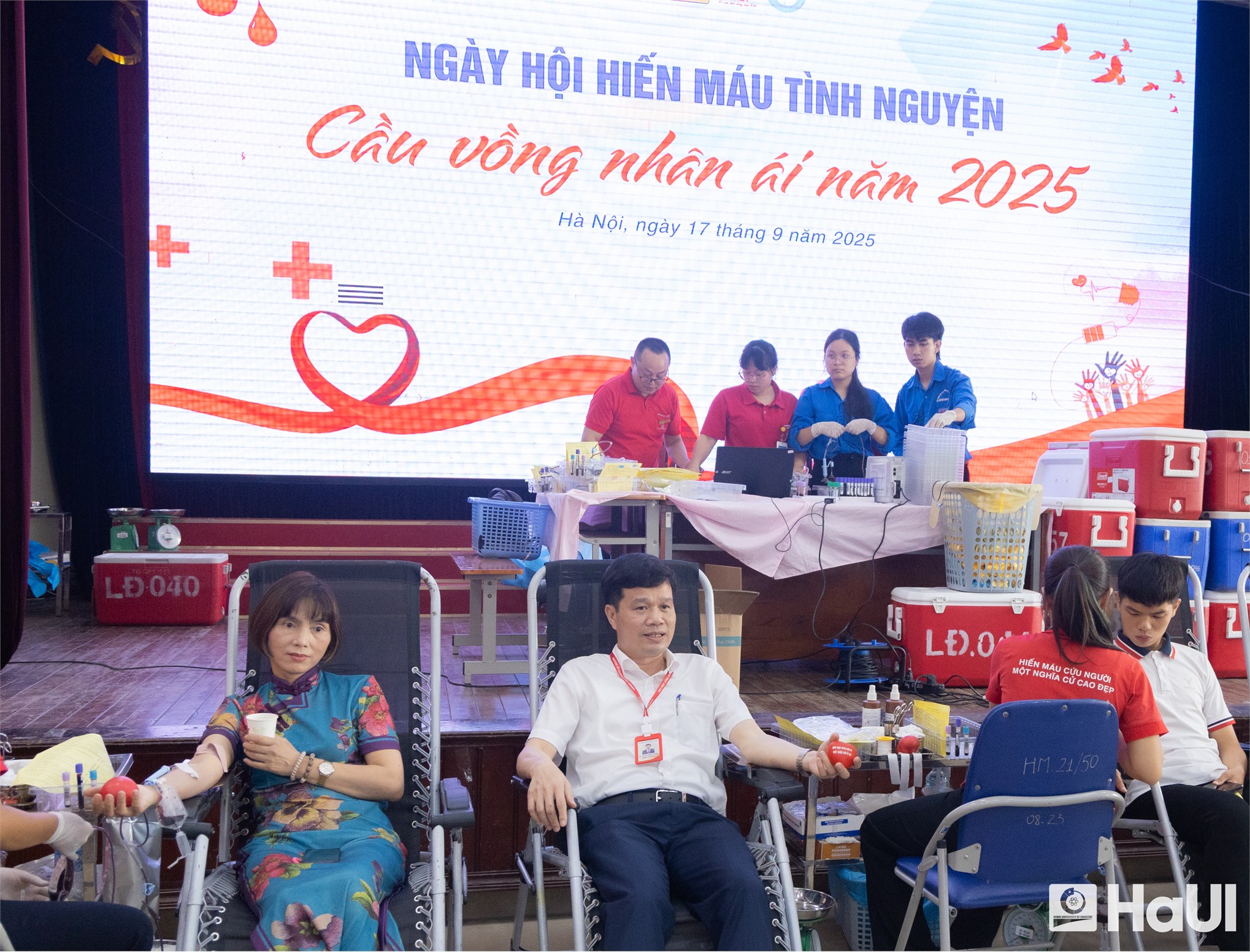 “Rainbow of Kindness 2025” at HaUI: Young generation raises awareness of a safe blood source