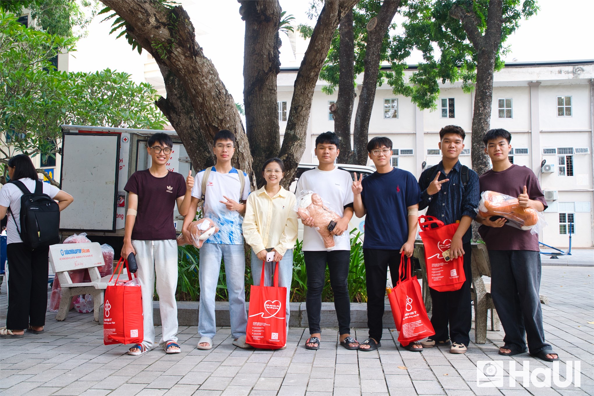 “Rainbow of Kindness 2025” at HaUI: Young generation raises awareness of a safe blood source