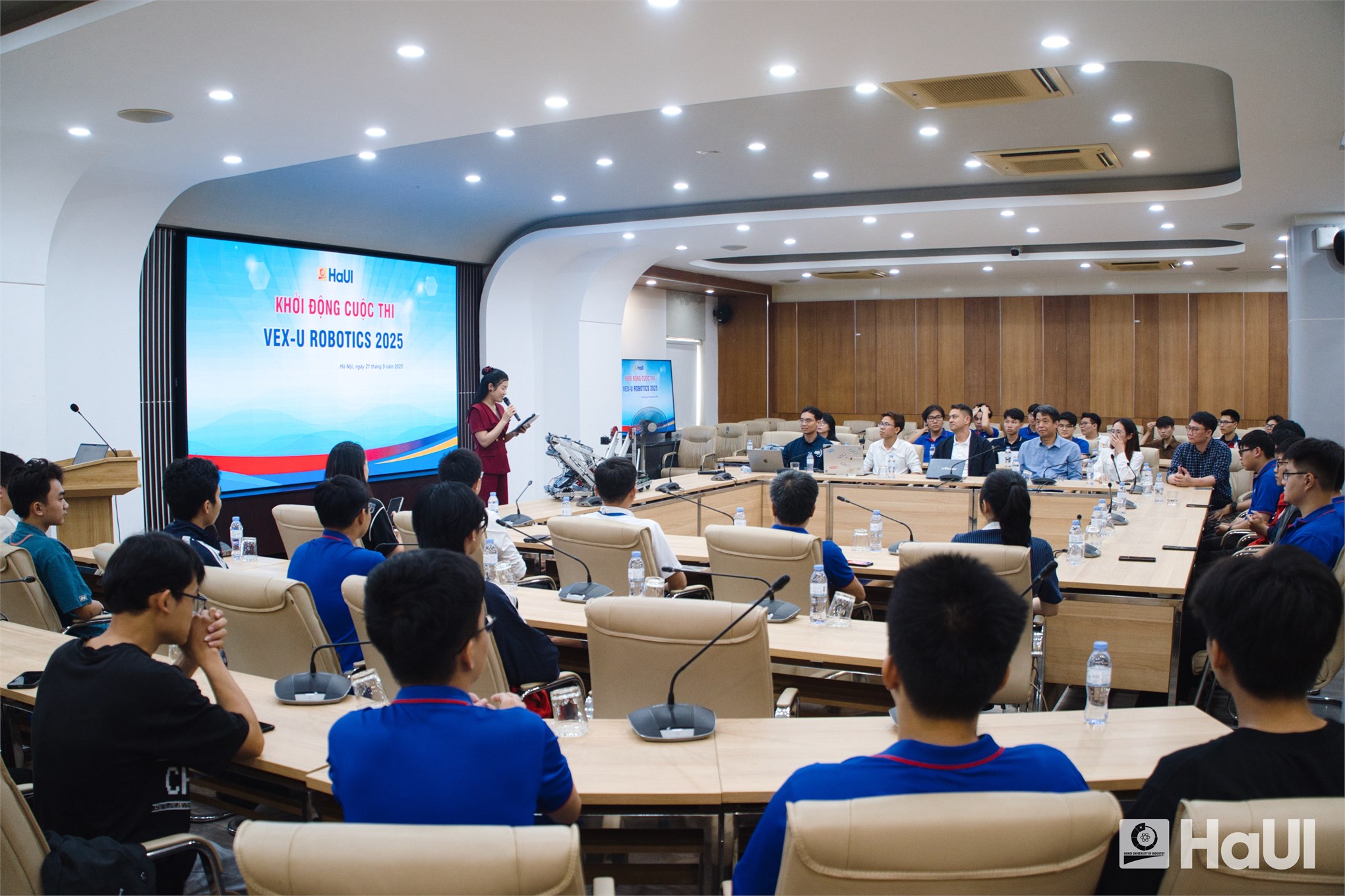 HaUI khởi động VEX-U 2025: Nơi tài năng và đam mê robot của sinh viên vươn ra thế giới