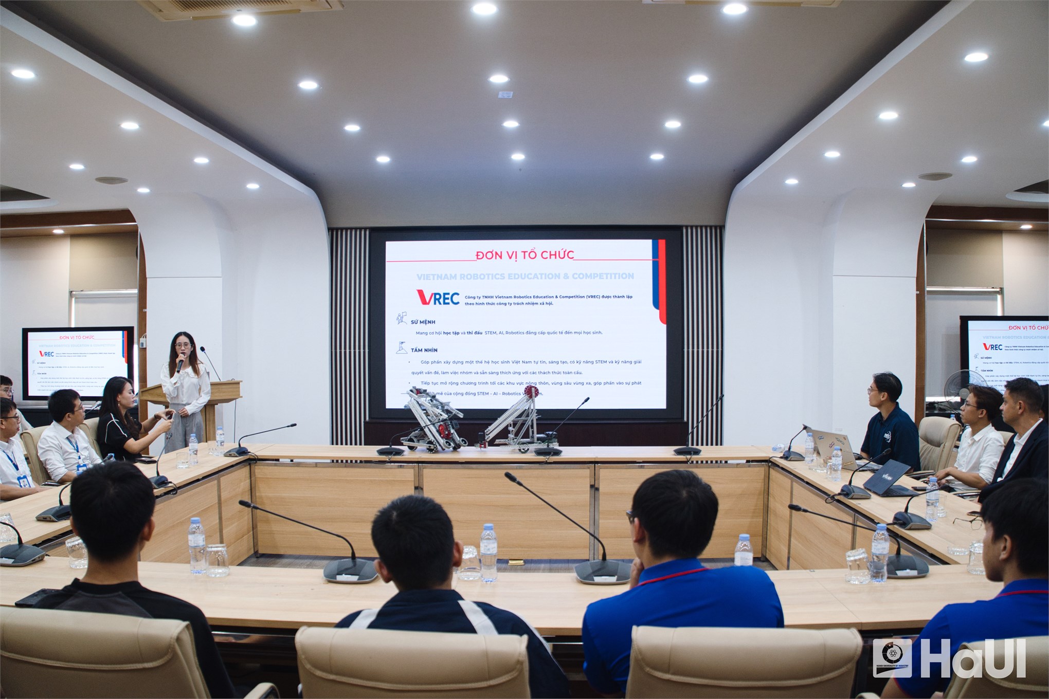 HaUI khởi động VEX-U 2025: Nơi tài năng và đam mê robot của sinh viên vươn ra thế giới