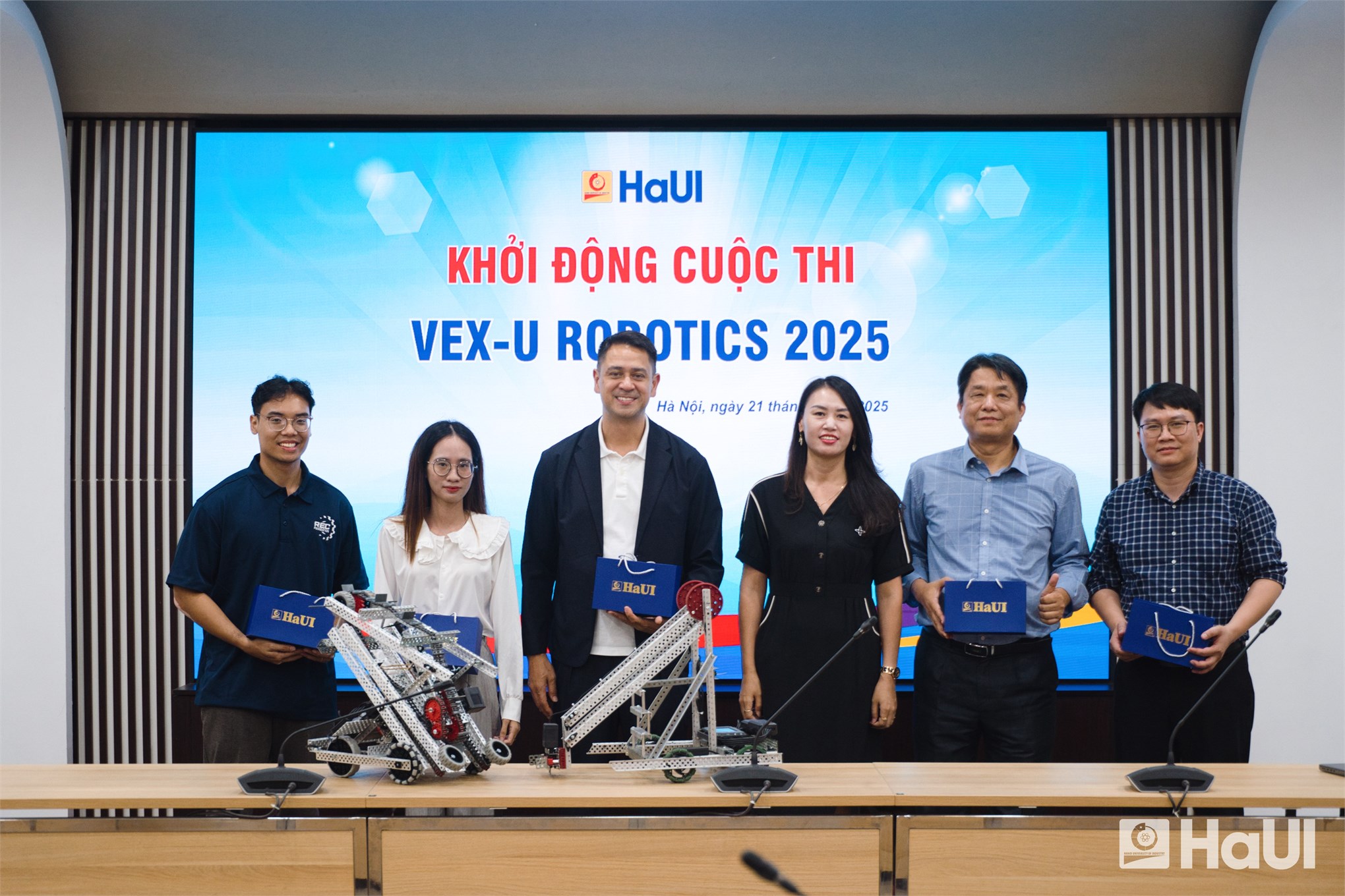 HaUI khởi động VEX-U 2025: Nơi tài năng và đam mê robot của sinh viên vươn ra thế giới