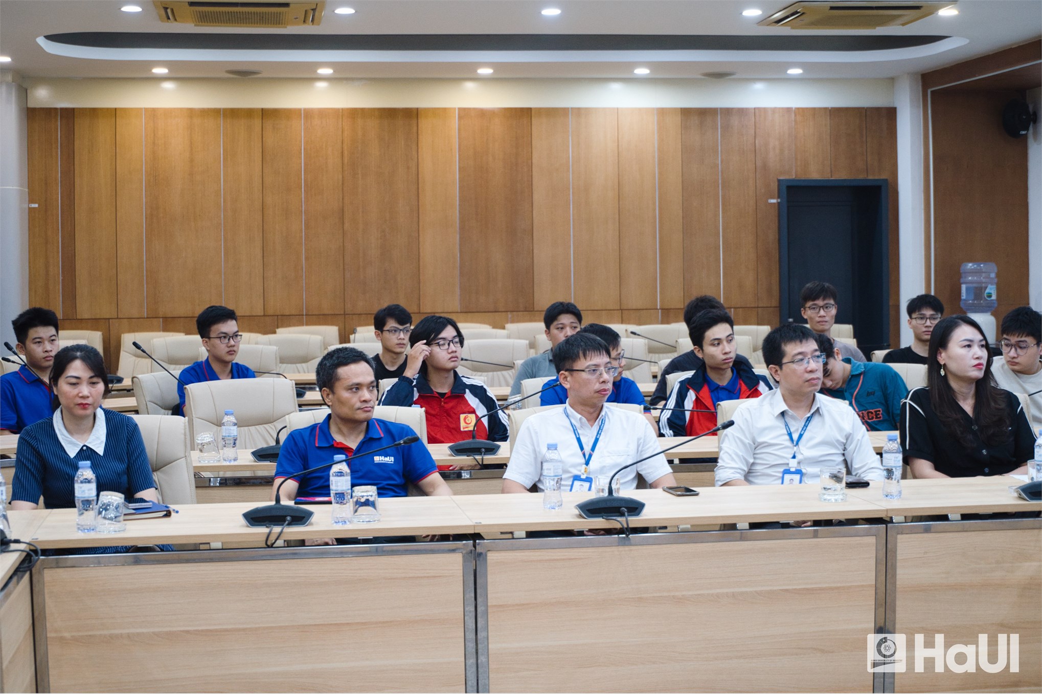 HaUI khởi động VEX-U 2025: Nơi tài năng và đam mê robot của sinh viên vươn ra thế giới