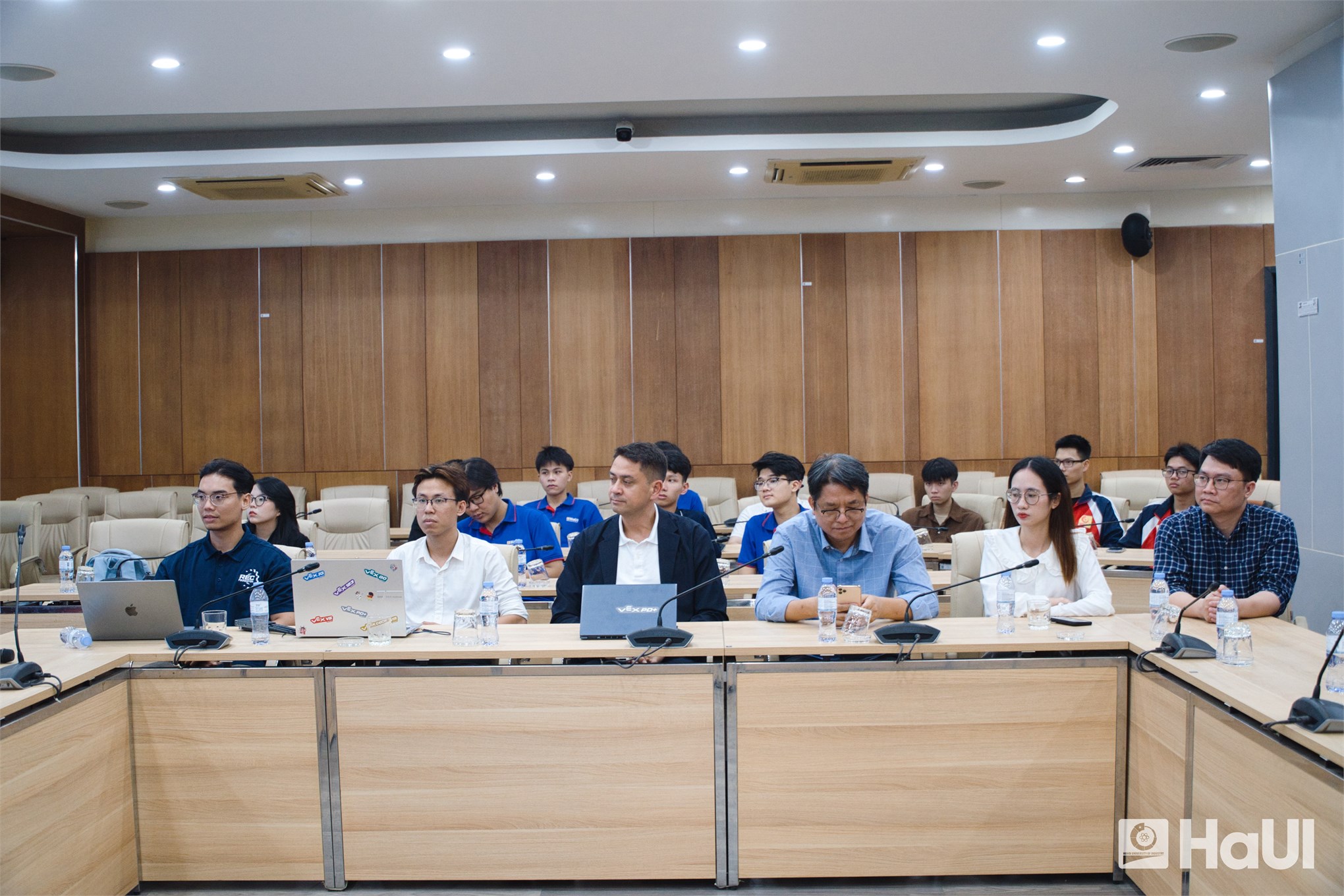 HaUI khởi động VEX-U 2025: Nơi tài năng và đam mê robot của sinh viên vươn ra thế giới