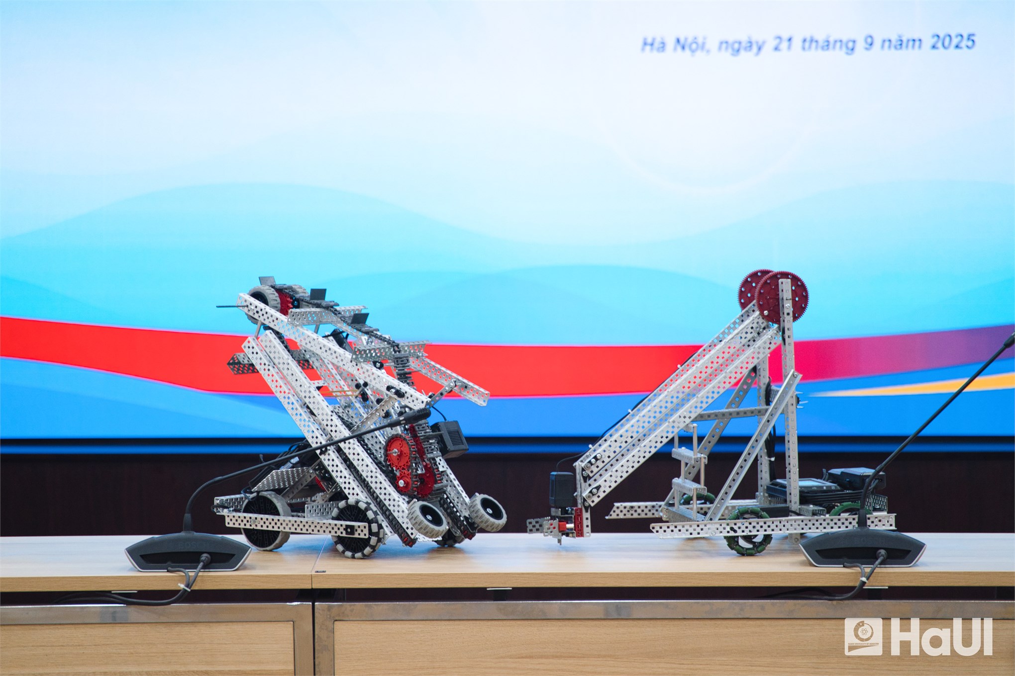 HaUI khởi động VEX-U 2025: Nơi tài năng và đam mê robot của sinh viên vươn ra thế giới