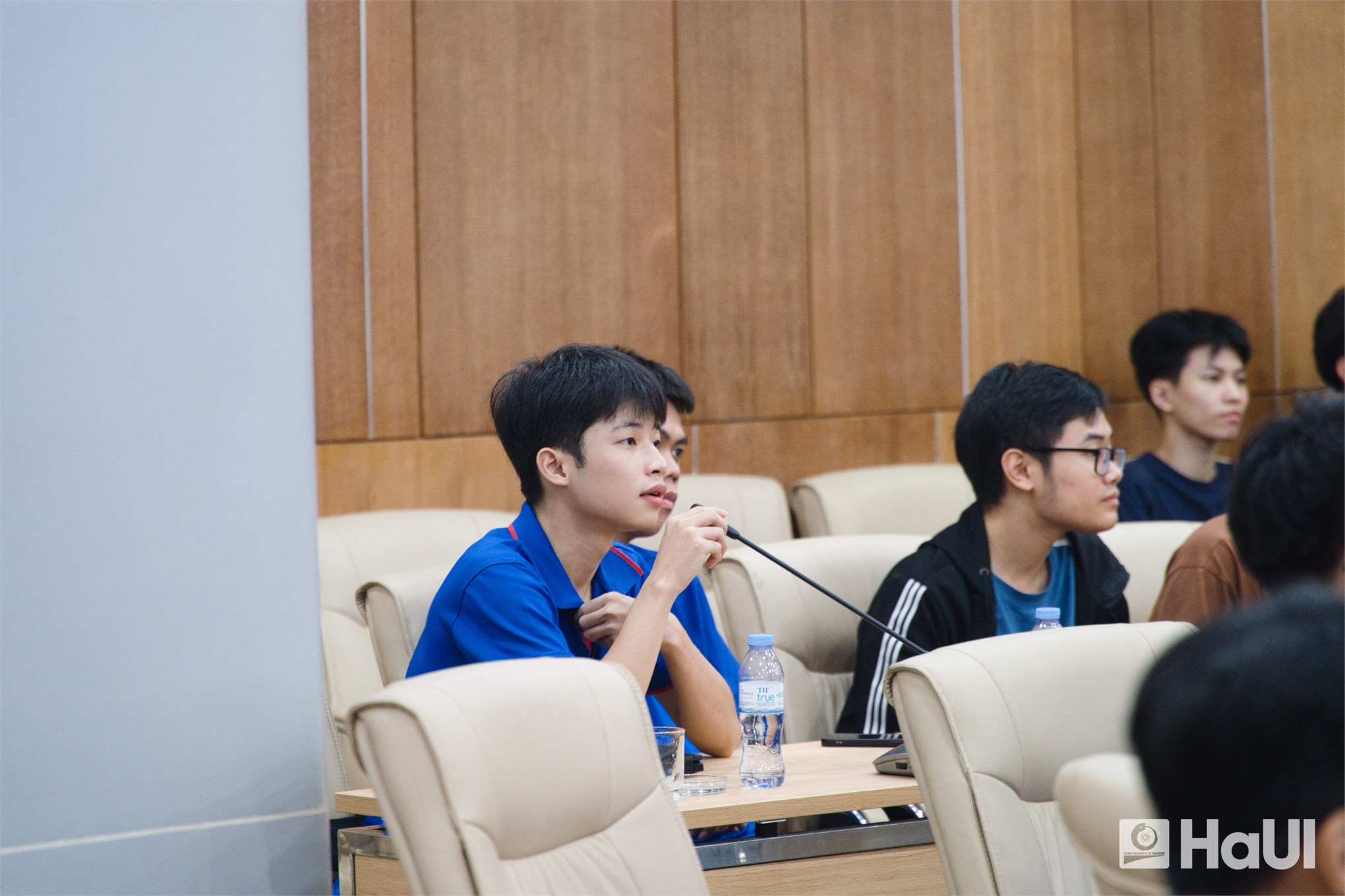 HaUI khởi động VEX-U 2025: Nơi tài năng và đam mê robot của sinh viên vươn ra thế giới