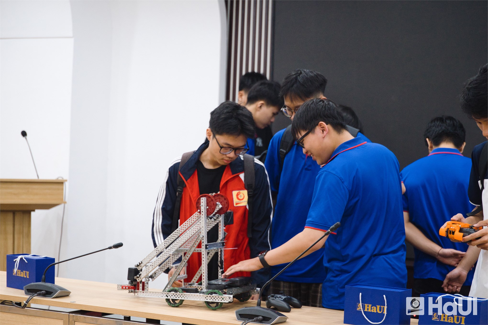 HaUI khởi động VEX-U 2025: Nơi tài năng và đam mê robot của sinh viên vươn ra thế giới