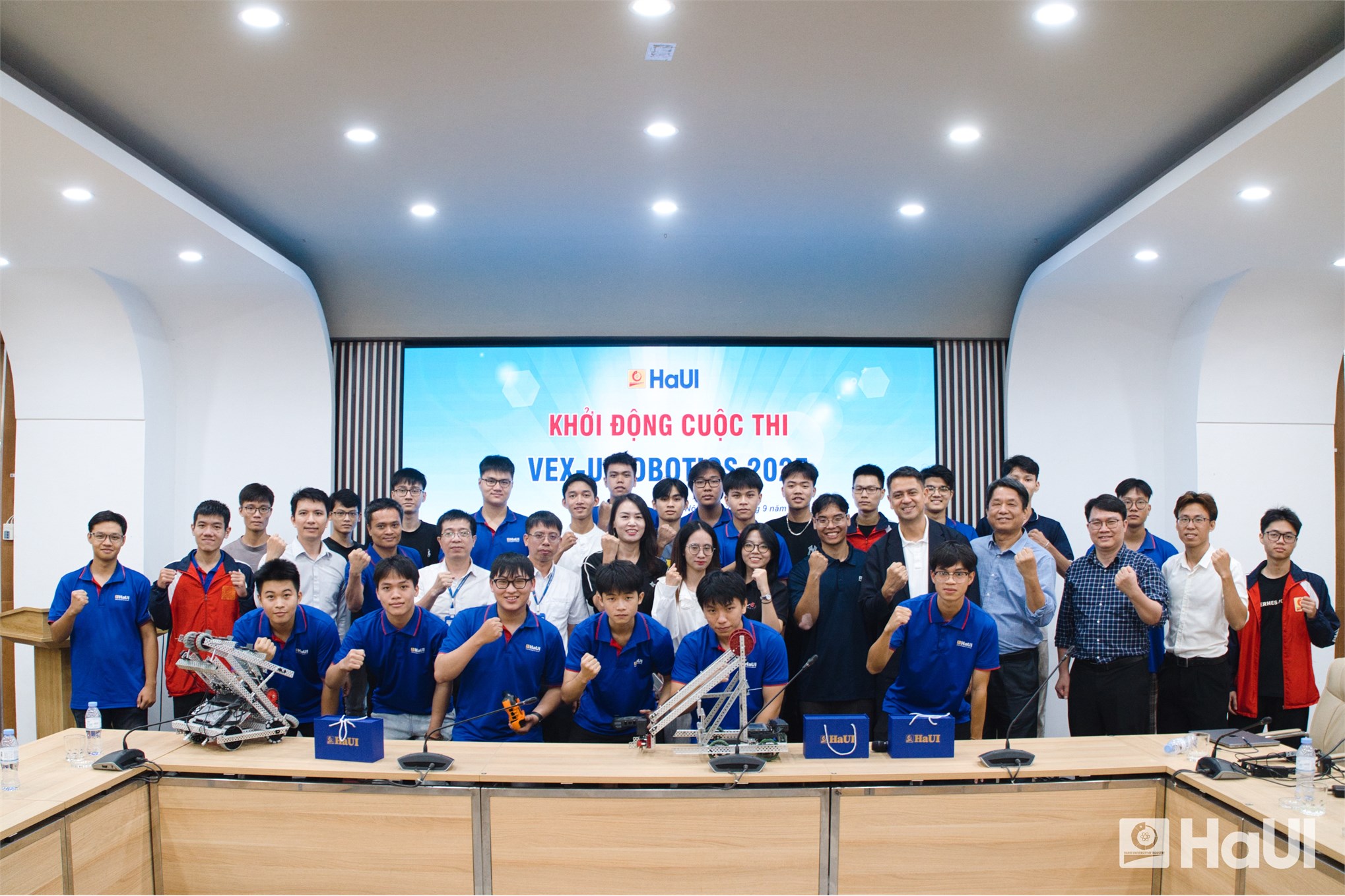 HaUI khởi động VEX-U 2025: Nơi tài năng và đam mê robot của sinh viên vươn ra thế giới