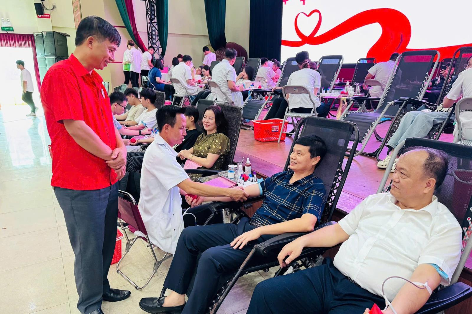 [chuthapdoninhbinh] Lan tỏa nghĩa cử cao đẹp tại Ngày hội hiến máu “Cầu vồng nhân ái” năm 2025