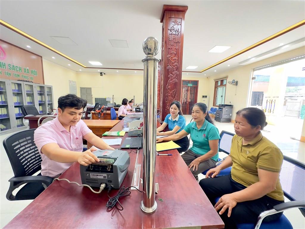 [nghean] Niềm vui của gia đình chị Trương Thị Vui-Hộ đầu tiên ở xã Minh Hợp được tiếp cận nguồn vốn STEM cho con học đại học.